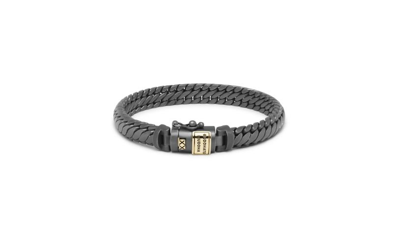 Het ontwerp van de Ben XS armband is aangepast met een unieke matte rhodium finishing en 18k geelgouden details. Jouw levensstijl en de natuurlijke elementen bepalen de look van je sieraad in de loop van de tijd en creëren een vintage en ruwe uitspraak die een persoonlijke weerspiegeling is van jou en je reis door het leven.