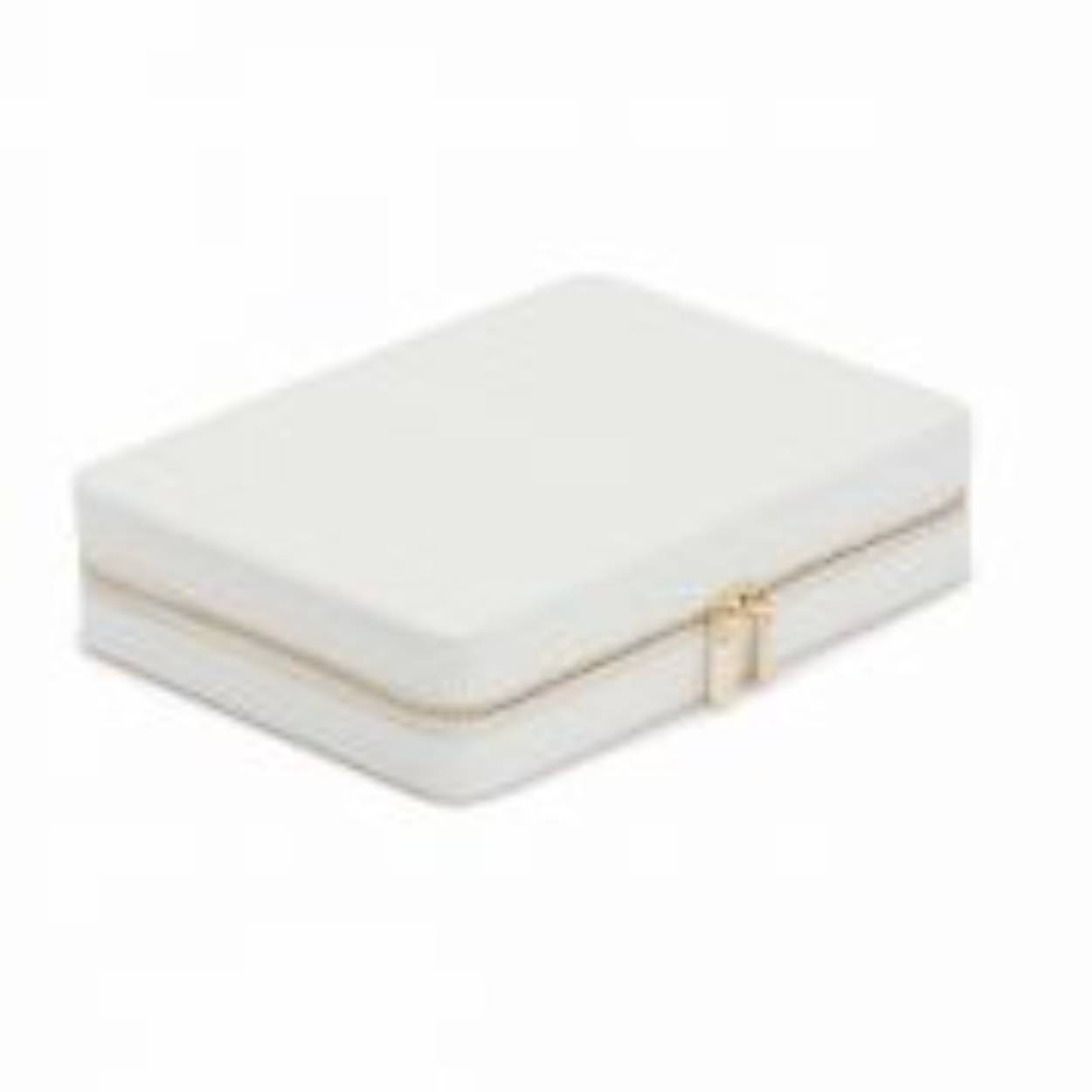 Deze prachtige off white sieraden Jewellery box biedt ruimte aan wel 30 ringen. Ook kunnen er aan de haken achter het spiegelgedeelte 6 colliers opgehangen worden. Achter spiegel zit tevens ook een ringenrol en een oorhangerrol. Verder zijn er nog enkele opbergvakken met opbergzakjes.
De etuis zijn bekleed met LusterLoc ™, dat tot 35 jaar oxidatie op sieraden voorkomt.