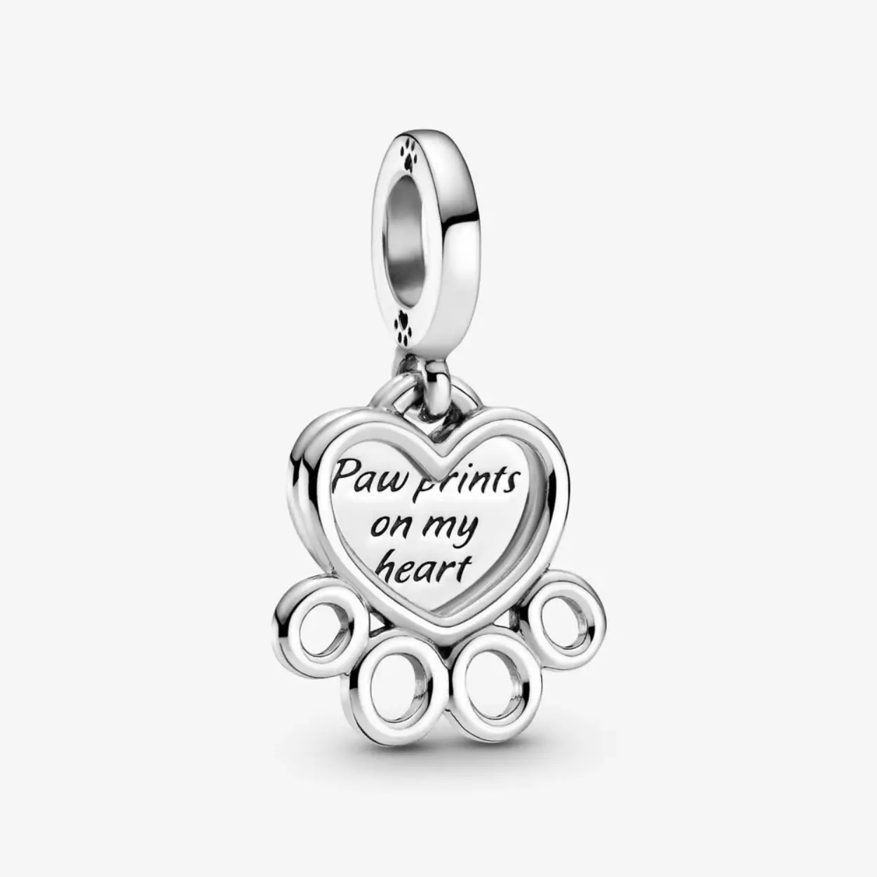 Draag een eerbetoon aan je geliefde huisdieren met deze Hearts & Paw Print Dangle Charm. Deze hangende bedel is hand-finished in sterlingzilver. Hij heeft een silhouet van een open pootafdruk met een hartvormig midden en vier tenen. Daarnaast heeft hij een dicht schijfje met de gravure, 'Paw prints on my heart'. Op de hanger van deze dierenbedel staan twee pootafdrukken gestempeld als extra lief detail. Deze bedel verovert het hart van alle dierenliefhebbers.