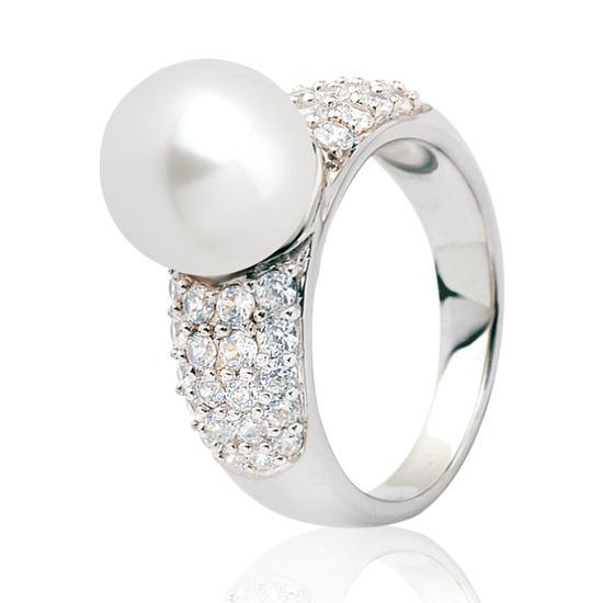Zilveren ring met parel en zirkonia's in de band.