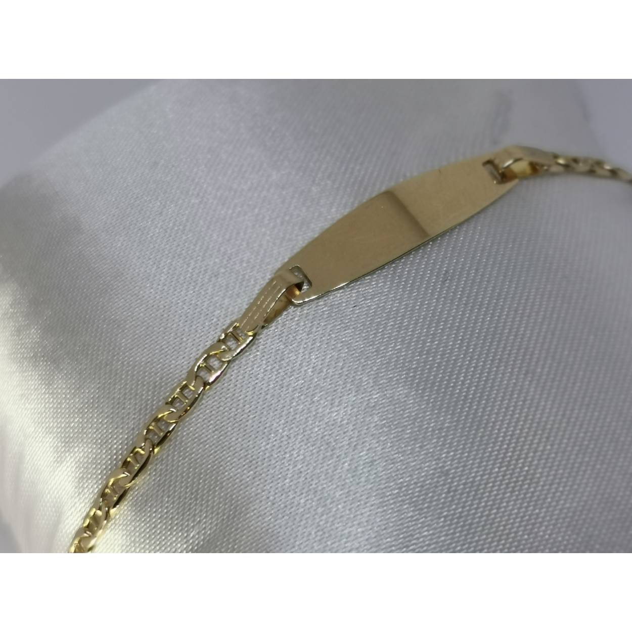 14 Karaat geel gouden baby armband Figarucci schakel. Graveren is mogelijk.