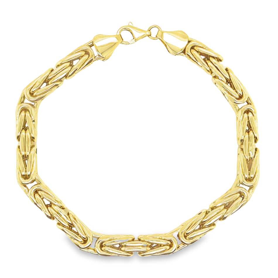 Deze geel gouden armband is gemaakt van de zo gehete koningsschakel. Het is een bijzondere armband met een sierlijke en zeer aanwezige uitstraling. Deze armband is gemaakt van 14-karaats goud.