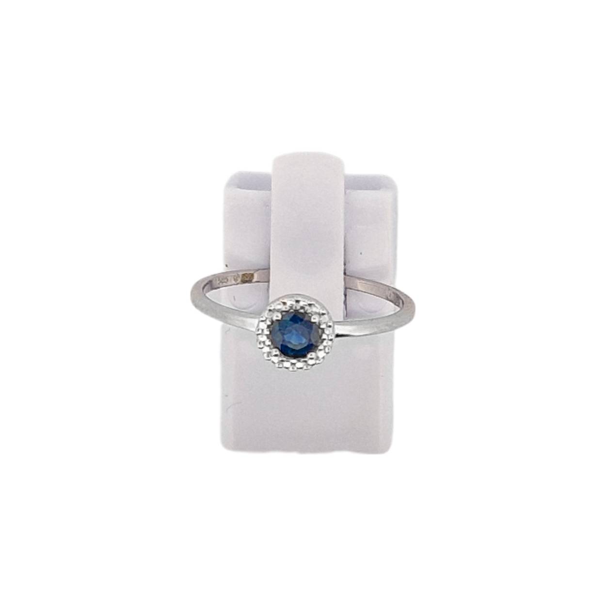 Wit gouden ring met ronde saffier 