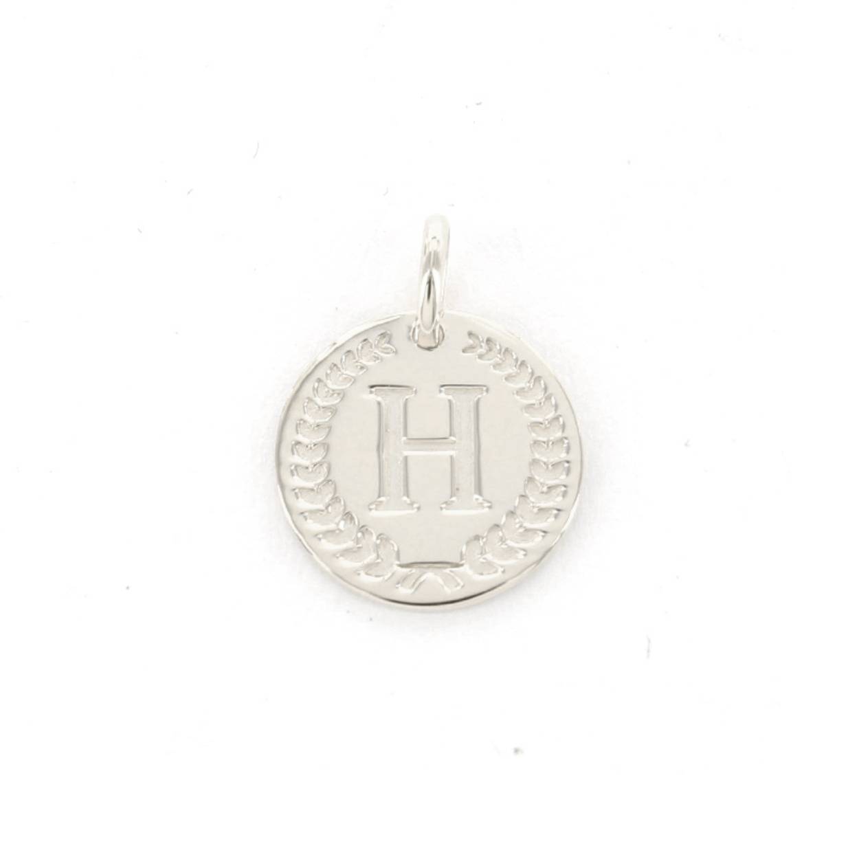 Voor deze hanger heb je een Imotionals ketting nodig. Imotionals kettingen hebben een klein oogje dat door de hanger past.

De collectie hangers en bedels van Imotionals bestaan uit initialen en symbolen. Kies je collier en bedel(s) naar keuze en creëer zo je gepersonaliseerde Necklace.  Je schuif de bedel aan het collier, de lengte kun je zelf bepalen, en hoe leuk is is om 2 of 3 lengtes samen te dragen. Creëer your own Necklace Party.

Imotionals is een zilveren sieradenlijn bestaande uit dunne colliers en hangertjes, het laatste in de vorm van initialen en symbolen. waarmee je door middel van colliers, initialen en symbolen expressie geeft aan jou gevoelens of gedachten.

Een letter sieraad zorgt ervoor dat je jouw look een persoonlijke touch kan geven. Kies voor je eigen letter of de letter van je beste vriendin, vriend, moeder of iemand anders die je dierbaar is. Je kunt er zelfs een hele naam aan hangen, met bijvoorbeeld een hartje of sterretje symbool voor extra betekenis. Ook mega leuk om te geven als cadeautje. Get it before it's gone!