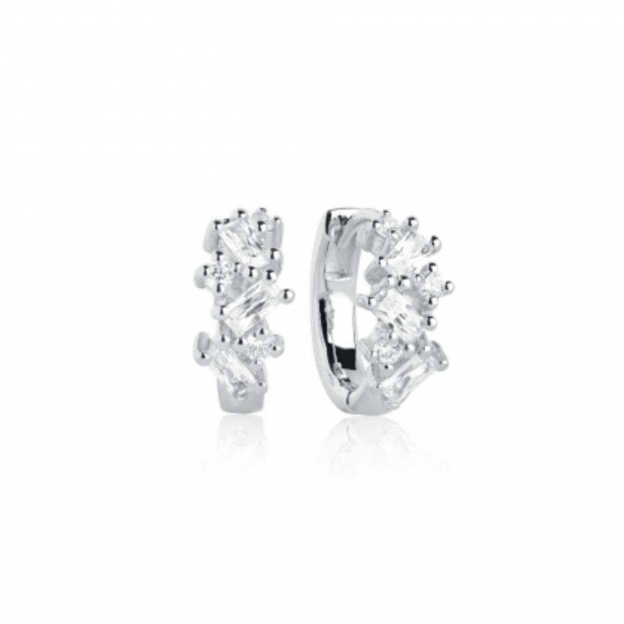 Deze creolen zijn van het merk Sif Jakobs. De kleur van het sieraad is zilver. Dit sieraad bevat de edelsteen: zirconia. De kleur van deze edelsteen is: wit.