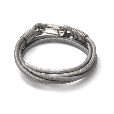 Deze prachtige grijze lederen armband 53101479 is voorzien van een RVS sluiting. Het armbandje heeft een lengte van 19 cm.