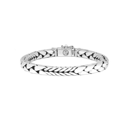 De George Mix armband is een prachtige zilveren armband gebaseerd op de George collectie. De mix van grovere en subtielere George schakels geeft de armband een look die je nergens anders aan zult treffen! Deze zilveren armband ziet er fantastisch uit om ieders pols. Uniek en tijdloos. De armband valt zeer goed te combineren met andere Buddha to Buddha items.