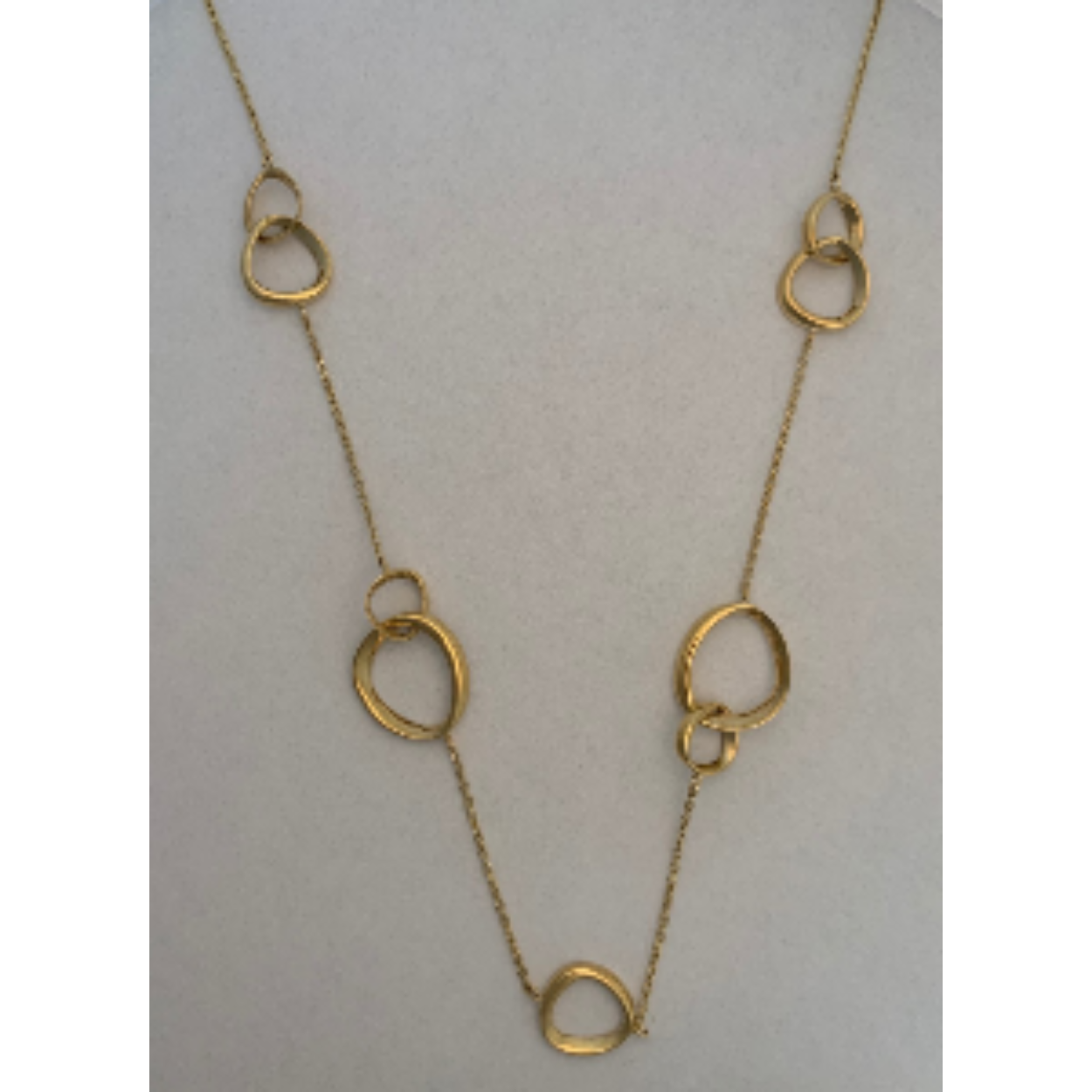 Het Italo Bottene gouden collier, modelnummer CO0614-S, is een elegant sieraad voor elke gelegenheid. Deze 45 cm lange ketting van puur goud voegt verfijning toe aan elke outfit. Perfect voor zowel formele als casual gelegenheden, dit collier kan solo gedragen worden of in laagjes met andere kettingen voor een trendy look. Een must-have voor elke sieradencollectie!