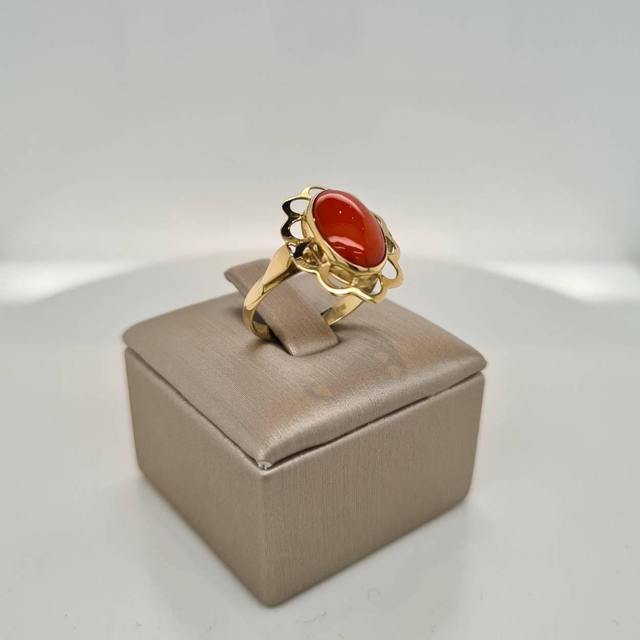 Ring 14 karaat goud gezet met echte bloedkoralen. De ring is in maat 16.5.