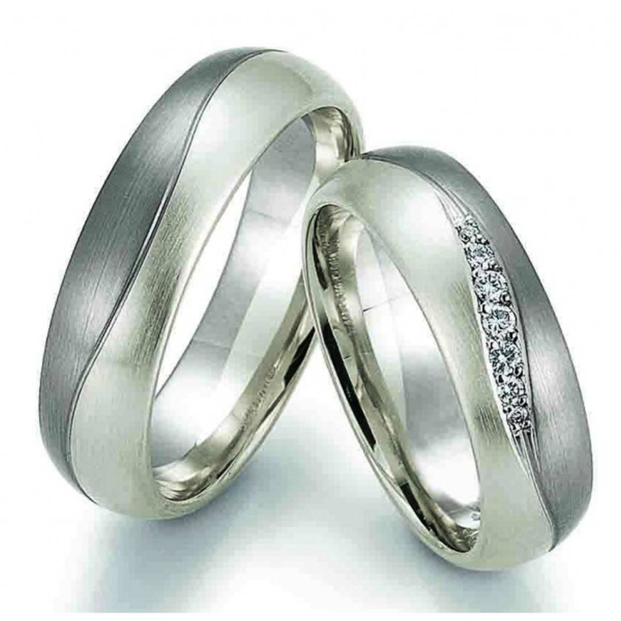 9 karaat witgouw/palladium trouwringen, Mat 6 mm breed. De damesring is gezet met totaal 0.08ct briljant 7 steens
De prijs is op aanvraag