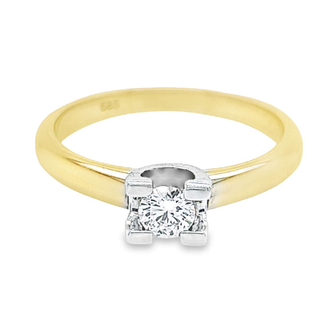 Deze geel gouden solitair ring heeft een werkelijk schitterende uitstraling. De briljant geslepen diamant zorgt voor deze prachtige schittering. Het totaal karaat gewicht is 0,25 en de briljant is van goede kwaliteit met zuiverheid SI1 en kleur White Wesselton. De 4 zetpoten zijn van bovenaf witgoud van kleur waardoor de briljant schittering extra mooi wit van kleur is.