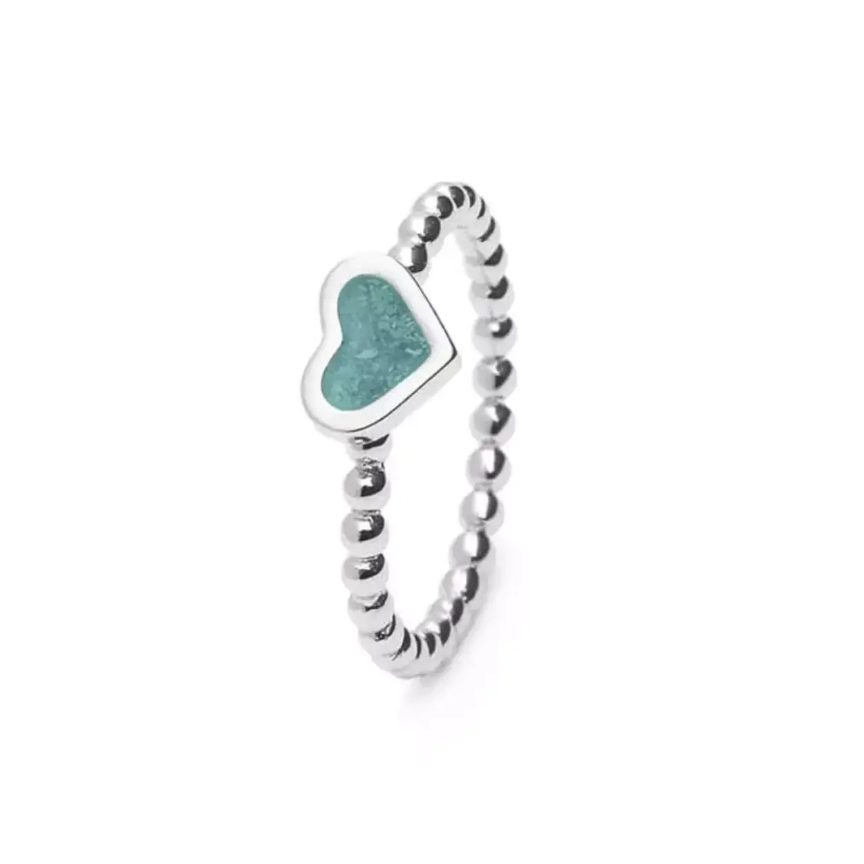 Bolletjes ring. Dit sieraad wordt zichtbaar aan de voorkant gevuld met as en wordt vermengd met onze speciale hars. Deze ring wordt ook wel gebruikt als aanschuif ring. Doordat het hartje bovenop de scheen ligt, kan hij makkelijk bij een andere ring aangeschoven worden. Deze ring is ook prachtig om te vullen met moedermelk.
