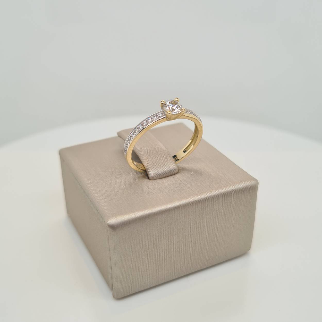 14krt gouden ring met zirkonia