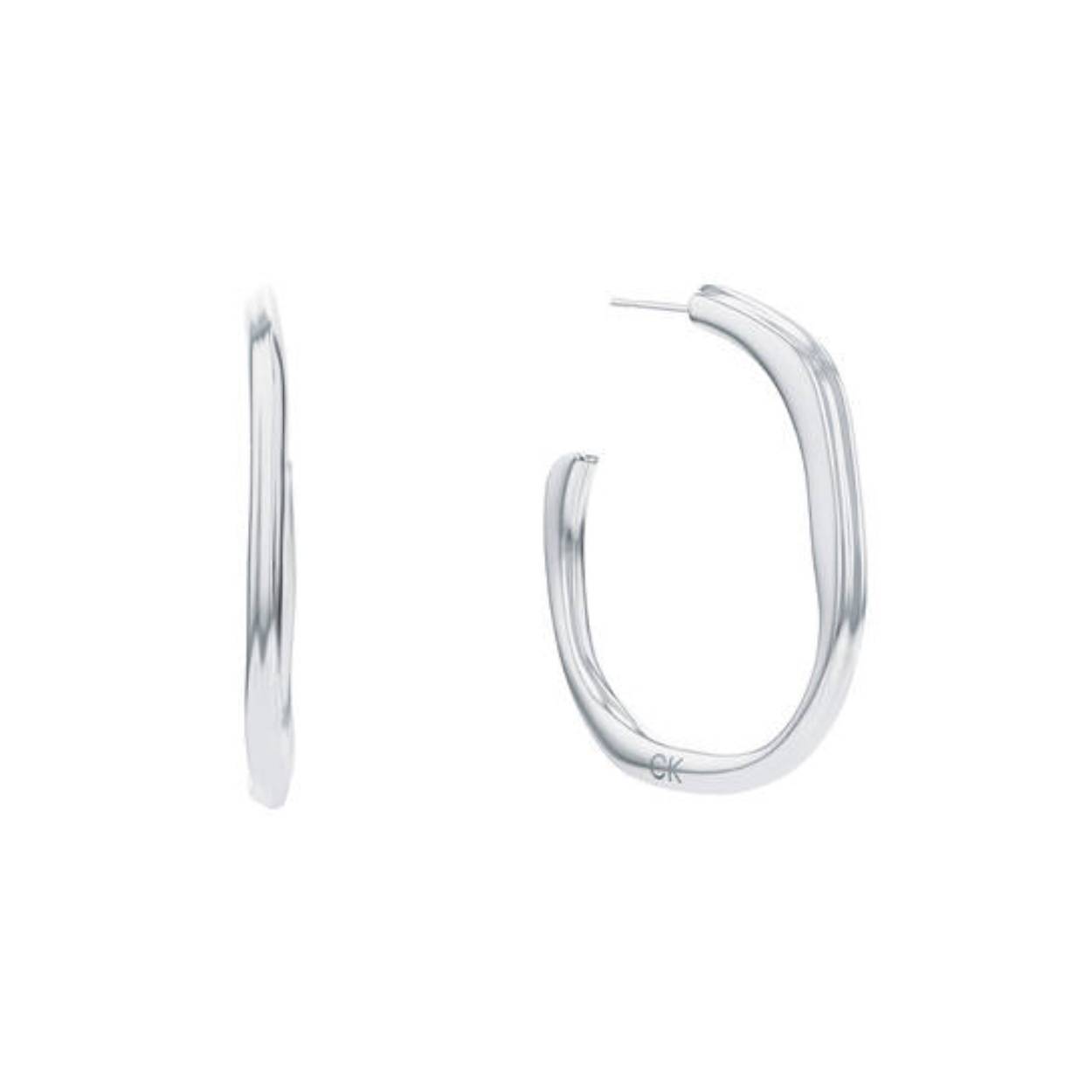 Calvin Klein CJ35000643 Dames Oorhangers Staal
Deze stalen dames oorbellen van Calvin Klein met nr CJ35000643 hebben een fantasievolle uitstraling. De zilverkleurige oorbel zit met een steker in het oor en hangt mooi langs de hals. De sculpturele vorm geeft het een speelse uitstraling. Leuk te combineren met andere sieraden uit de serie van Calvin Klein.

OVER CALVIN KLEIN
Calvin Klein is een wereldwijd lifestylemerk dat gewaagde, vooruitstrevende idealen en een verleidelijke, vaak minimalistische, esthetiek nastreeft. Calvin Klein werd groot in de jaren 70 door haar mode- en merkjeans collecties. In de jaren 80 lanceerde Calvin Klein haar spraakmakende ondergoed dat uitdrukkelijk van logo ’s voorzien was. Vanwege het grote succes is het merk ook succesvol uitgerold in Accessoires, Parfums, Home, Brillen, Golf, Horloges en Sieraden.
Sinds de oprichting in 1968 door Calvin Klein, heeft het merk haar reputatie opgebouwd als leider in de Amerikaanse mode, dankzij een cleane esthetiek en innovatieve ontwerpen. Calvin Klein wil haar publiek verleiden en inspireren door middel van provocerende beelden en opvallende ontwerpen die prikkelen. 

SPECIFICATIES:
- Stalen dames oorhangers
- Sculptureel
- Zilverkleurig
- Glimmend