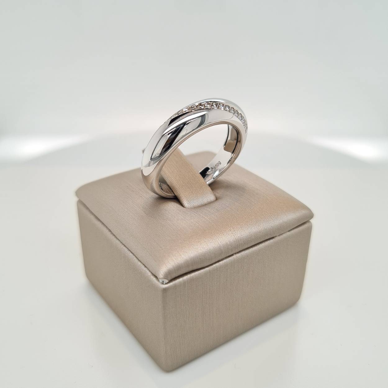 Prachtige 14krt witgouden ring met diamant 0,136crt H SI. De maat van de ring is 55 (17 1/2). Heeft u een andere maat neem dan gerust contact met ons op.