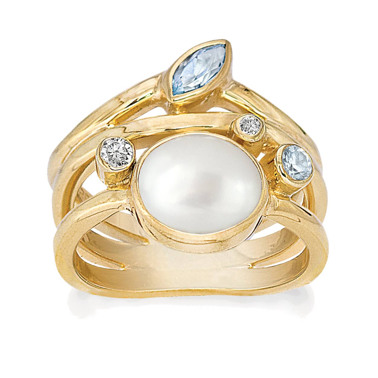 Deze geel goud vergulde zilveren ring bevat een mooie 10 x 8 mm witte parel. Deze is omringd met een 6 x 3 mm blauwe topaas, een 3 mm blauwe topaas en twee witte topaas steentjes van 2 mm en 2,5 mm.