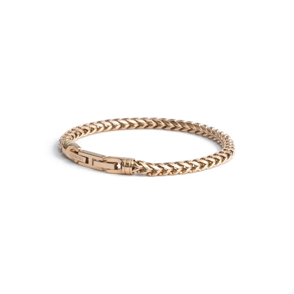 De Milia Bronze armband is een prachtige vossenstaart armband van 5 mm met een op maat gemaakte sluiting. Hij is +-1 cm verstelbaar, dus je hoeft je niet al te veel zorgen te maken over de maatvoering.

De armband is gemaakt van duurzaam 316L roestvrij staal en is met de grootste zorg afgewerkt. maat 20/21 cm