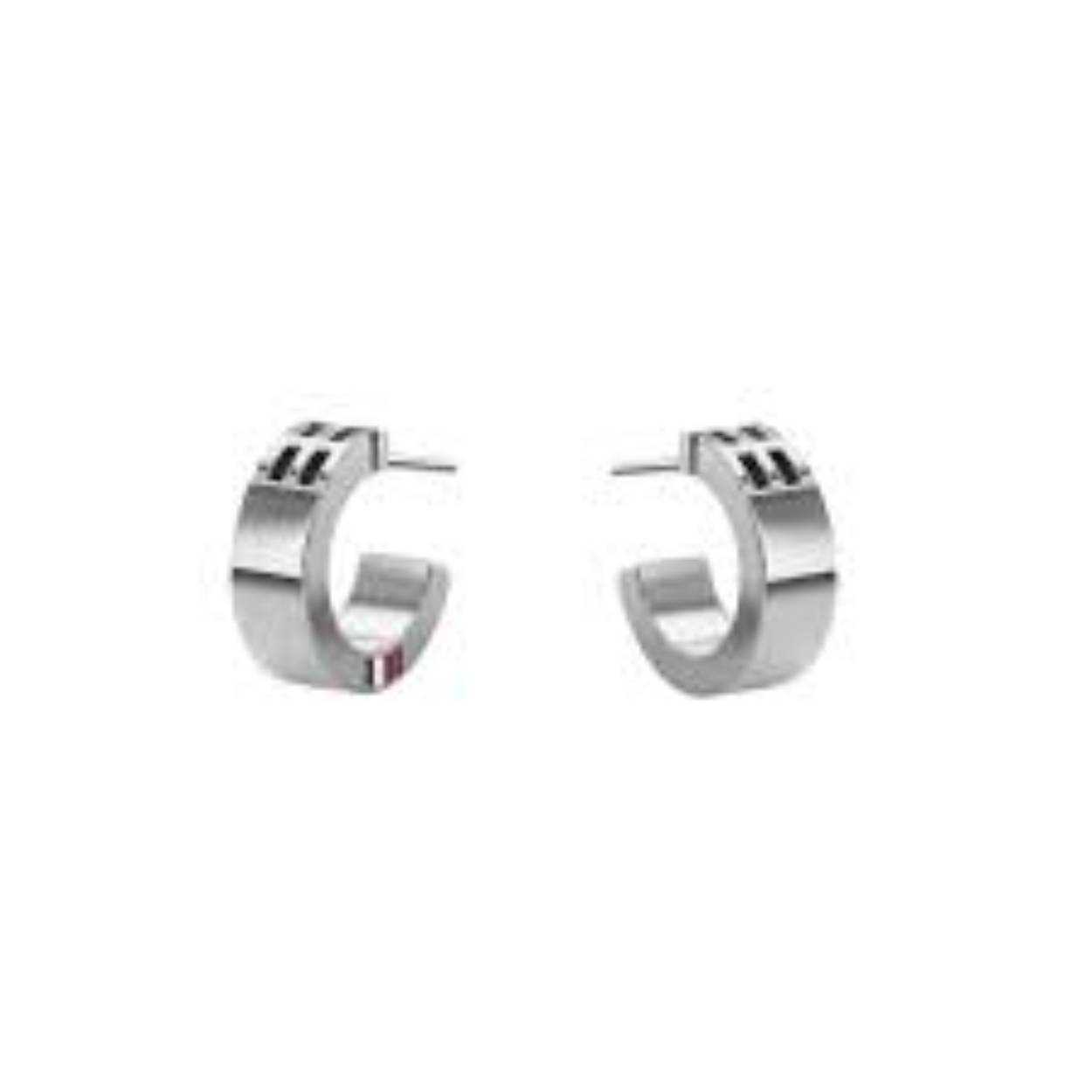 Edelstalen zilverkleurige hoops van het merk Tommy Hilfiger, het logo staat subtiel op de oorbellen. De hoops zijn voorzien van een steker.