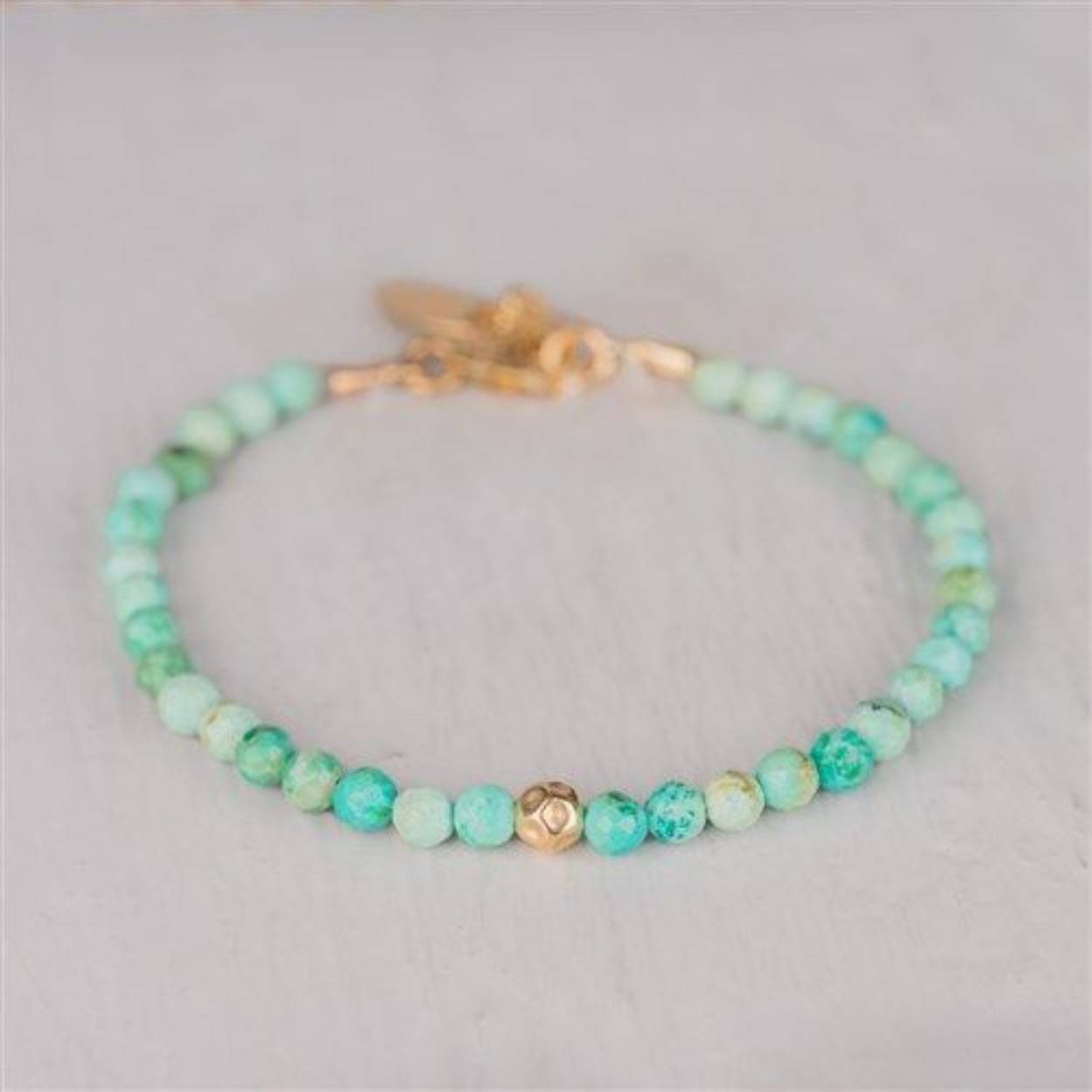 Armband gemaakt van Goldfilled in combinatie met Turkoois. In het midden zit een Goldfilled balletje. Combineer met andere sieraden van Jéh Jewels voor een complete look!