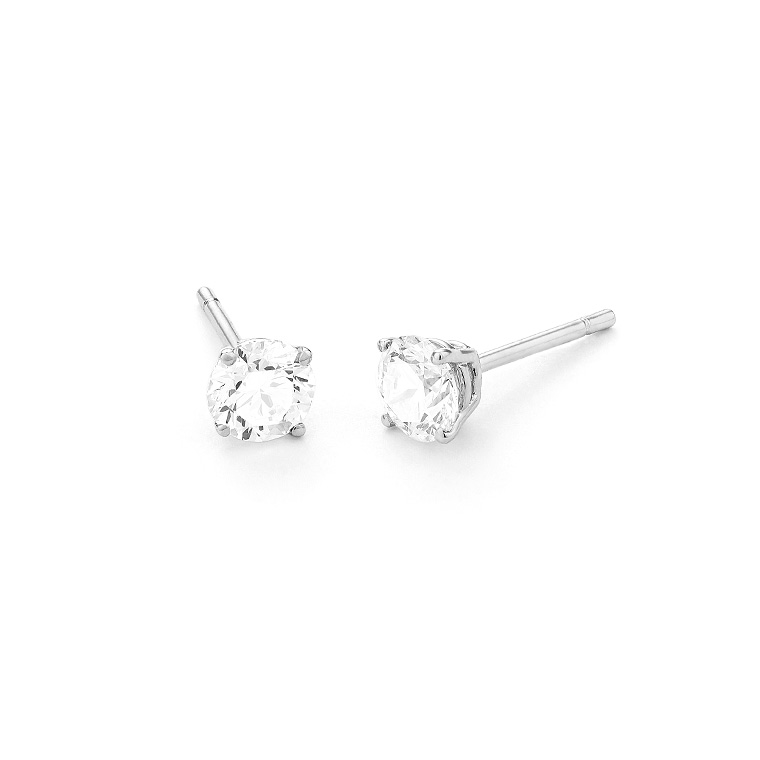 Één paar 14 karaats witgouden oorstekkers met natuurlijke diamant. Deze oorstekers zijn ideaal te combineren met alle kledingstijlen. Omdat diamant het hardste materiaal is dat er bestaat zal deze nooit bekrassen. Hierdoor zal een diamant nooit zijn glans verliezen en zal de drager hier levenslang plezier van hebben.

Het totaal gewicht aan diamant is 0,20ct (2*0,10ct). De kwaliteit van het diamant is H/SI.