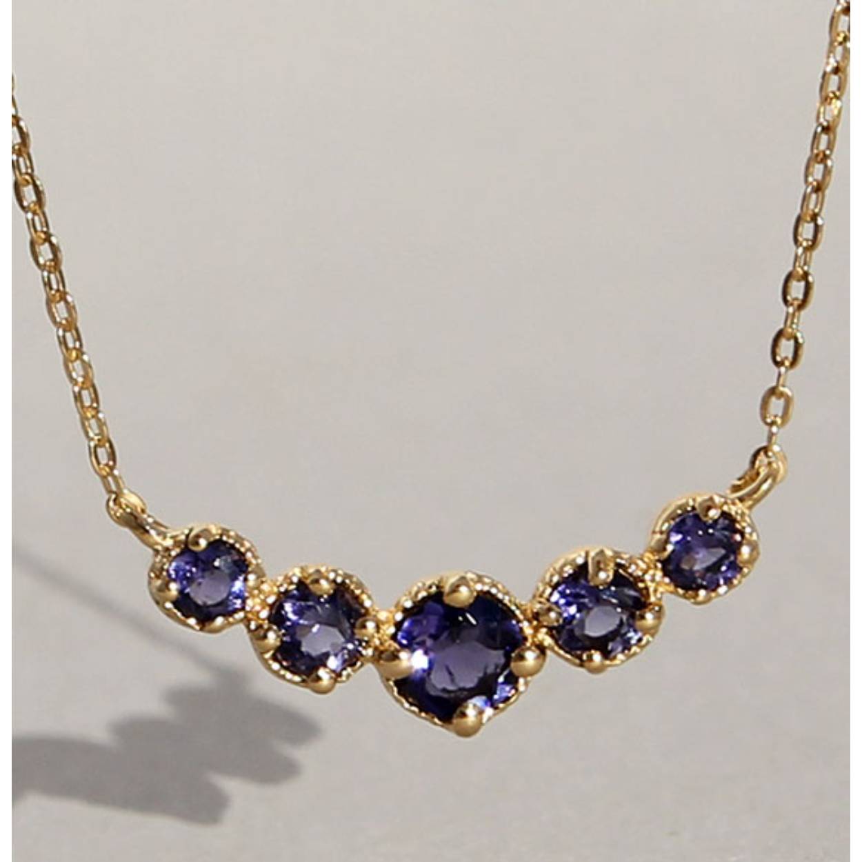 Zilver vergulde choker met Iolith. lengte 45 cm