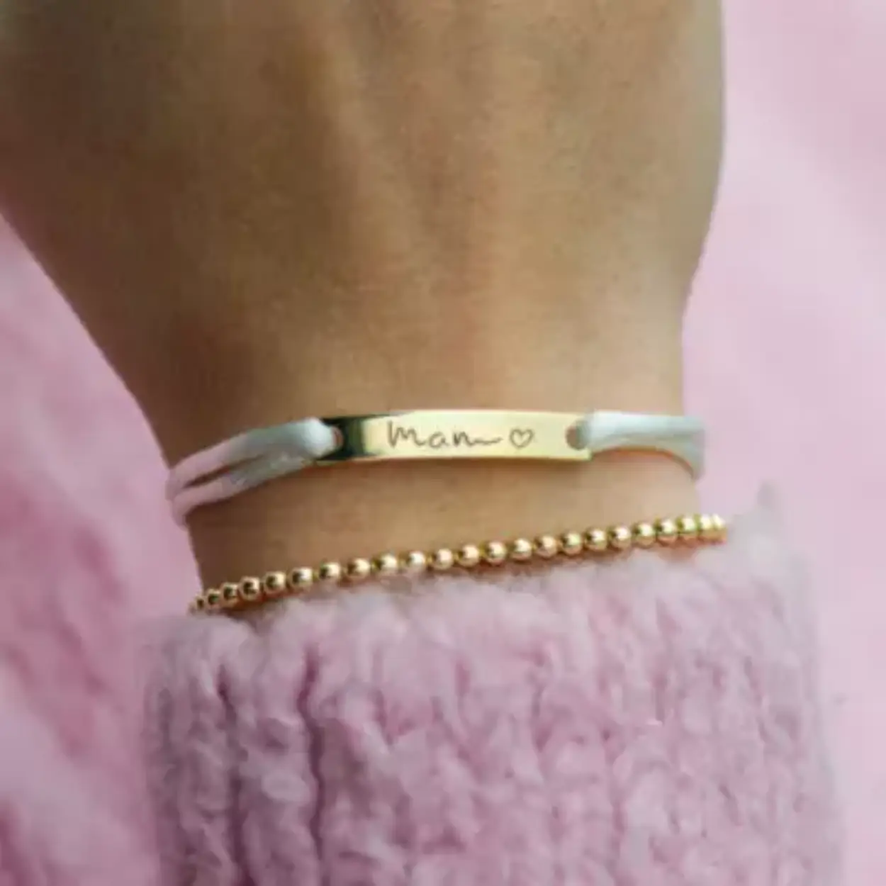 Satijnen koord armbandje met recht graveer plaatje. Dit sieraad kan zowel aan de voor als achterkant gegraveerd worden met verschillende soorten gravures. Deze armbandjes zijn heel mooi te combineren met andere armbandjes. Bij de aankoop van een satijnenkoord armband mag je 5 kleuren uitzoeken. De koordjes kunnen makkelijk door jou zelf vervangen worden. Bij de aankoop van een armbandje zit tevens een omschrijving hoe je deze zelf kan vervangen.

De naamplaat is ook verkrijgbaar in 9, 14 of 18 kt goud. 
Meer info over gravure mogelijkheden in de omschrijving. 