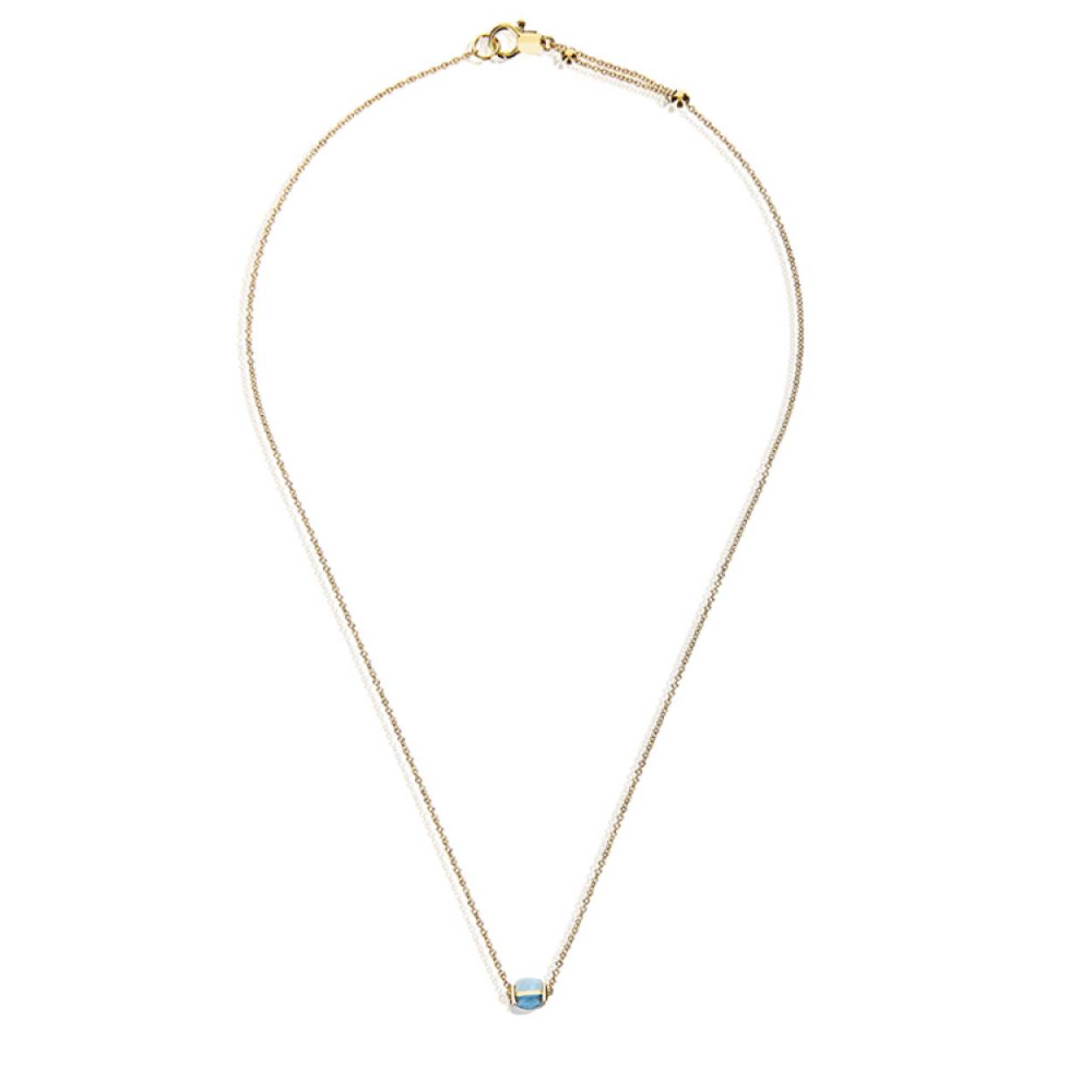 Elegantie en eigentijdsheid maken deze 18-karaats gouden ketting uniek, met een dubbele cabochon met de intense Londense blauwe topaas en de delicate melkachtige aquamarijn. De speciale ketting in de sluiting maakt deze ketting zeer veelzijdig, omdat hij verstelbaar is, waardoor je hem langer of als choker kunt dragen, afhankelijk van je voorkeur.