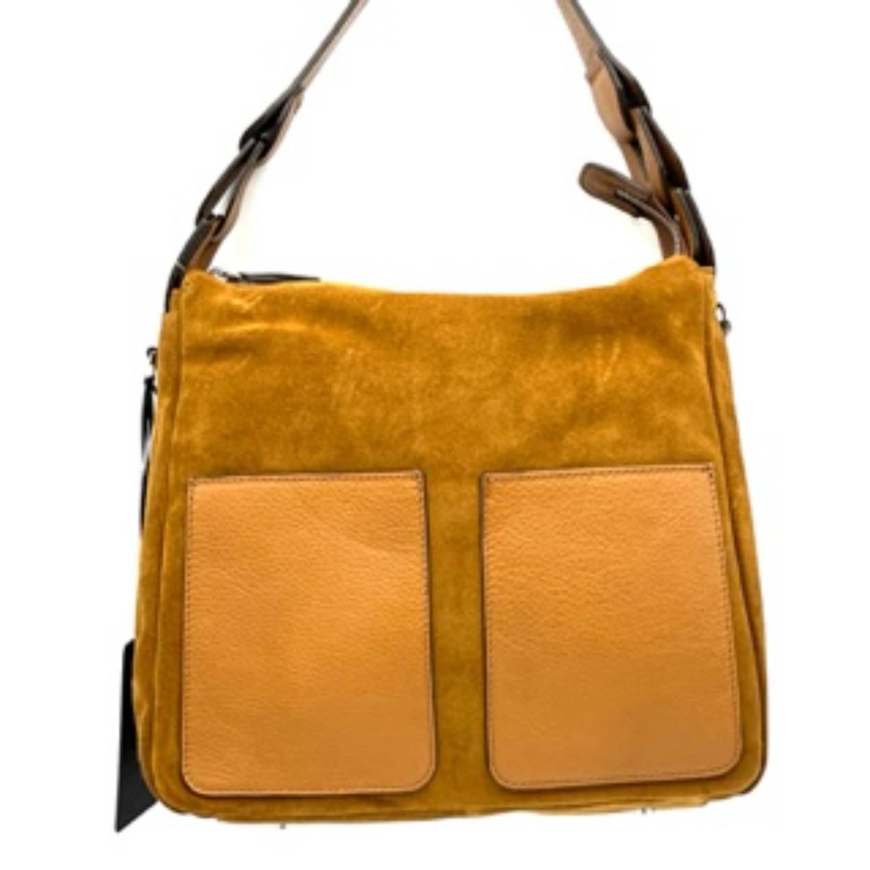 Modische tas gemaakt van glad leer en suede. Twee opgestikte voorvakjes en een rits aan de achterzijde. De binnenzijde is voorzien van binnen vakken en een pennenvak. 
Verder is de binnenzijde is voorzien van een rits.

Afmetingen:
Hoogte 28cm x breed 30cm x diep 15cm