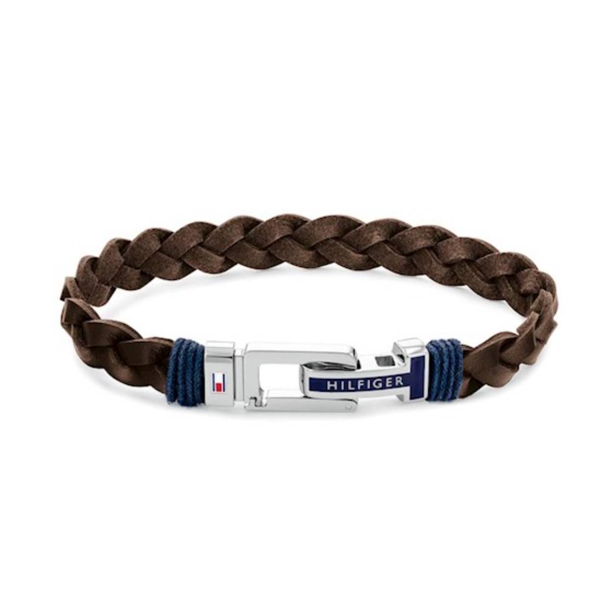 Deze armband van Tommy Hilfiger is uitgevoerd in gevlochten bruin leder met een edelstalen sluiting. In de sluiting kan de lengte aangepast worden. De langst te dragen lengte is 21 cm.