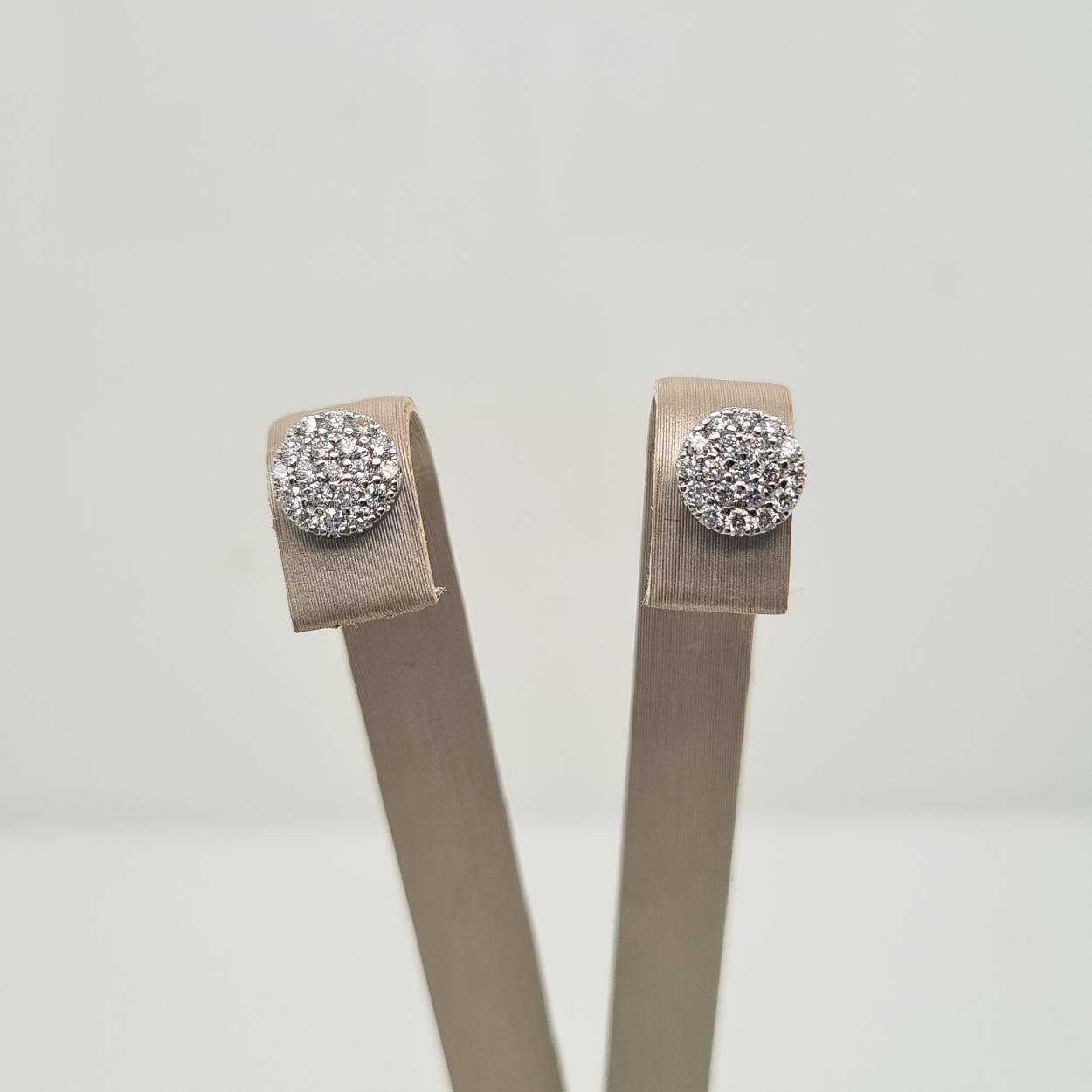 Prachtige 14 karaat witgouden oorknoppen met diamant, 0.39crt. 