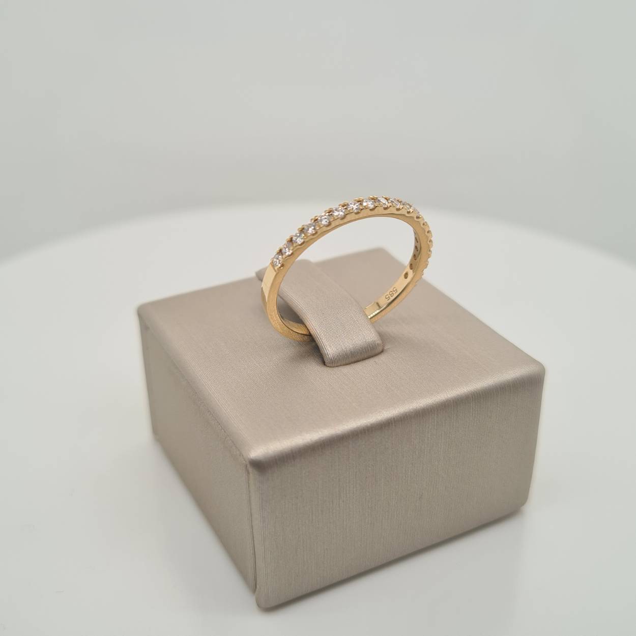 Ring geelgoud briljant 0.26 crt. ( half ) Maat 54