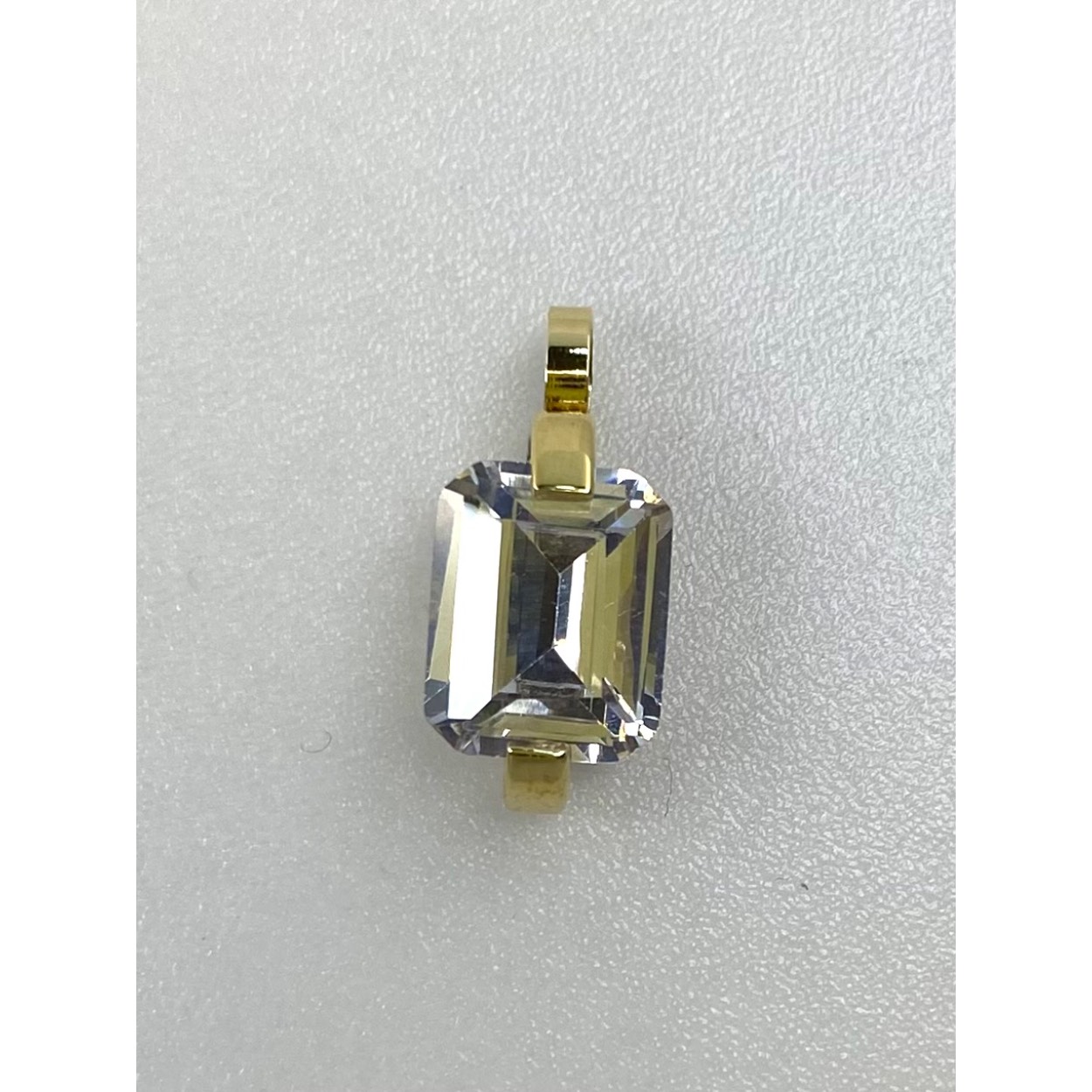 Gouden hanger met rechthoekig geslepen zirkonia 