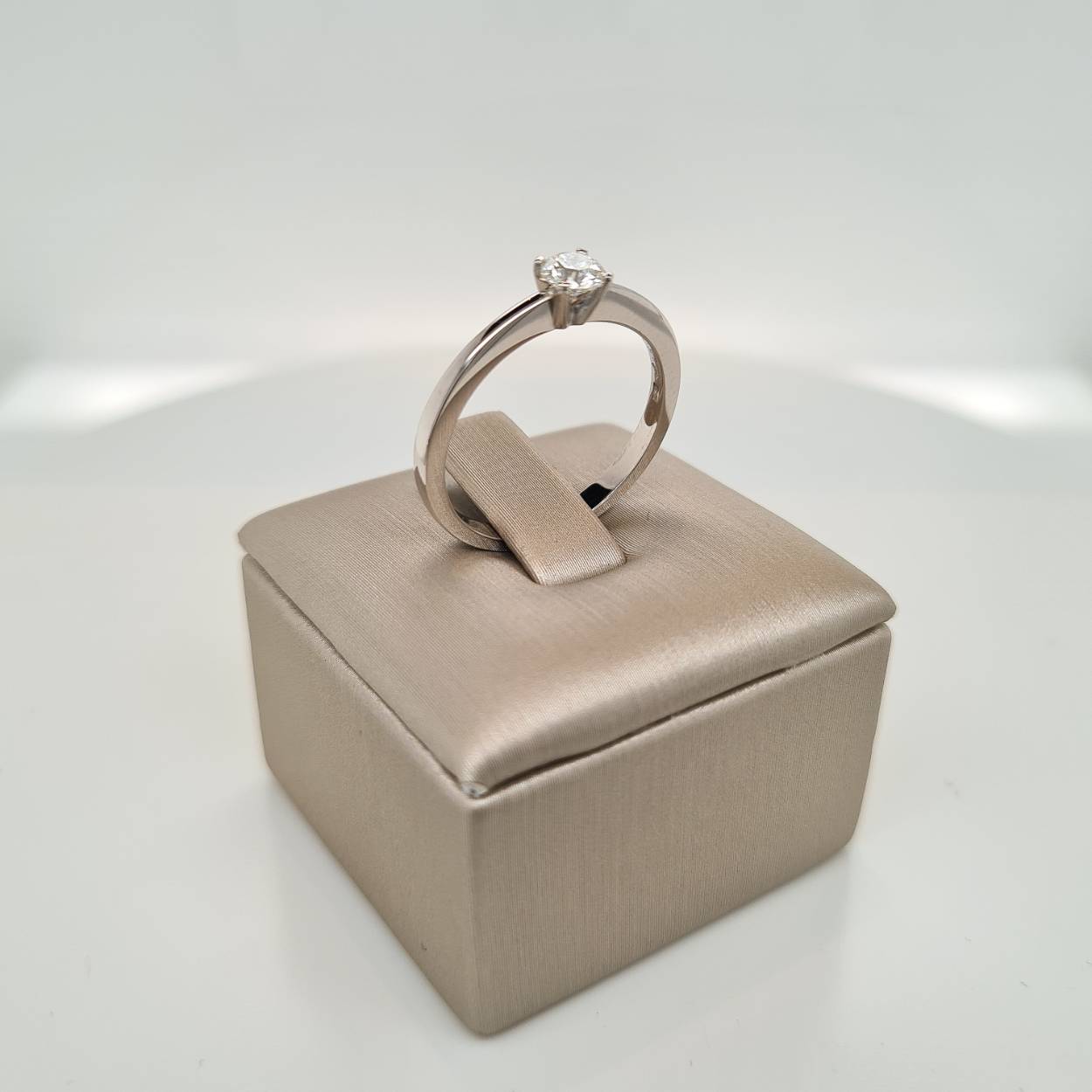 Prachtige 14krt witgouden solitaire ring met diamant, 0,30crt H Si. De maat van de ring is 55 (17,5). Heeft u een andere maat, neem dan gerust contact met ons op.
