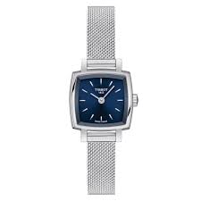 De Tissot Lovely Square T0581091104100 is een elegant horloge met een vierkante blauwe wijzerplaat en een roestvrijstalen band. Het heeft fkrasbestendig saffierglas. Dit horloge is perfect voor dagelijks gebruik of speciale gelegenheden. Combineer het met een nette outfit voor een verfijnde look. Met zijn klassieke ontwerp en hoogwaardige materialen is de Tissot Lovely Square een tijdloze toevoeging aan je horlogecollectie.