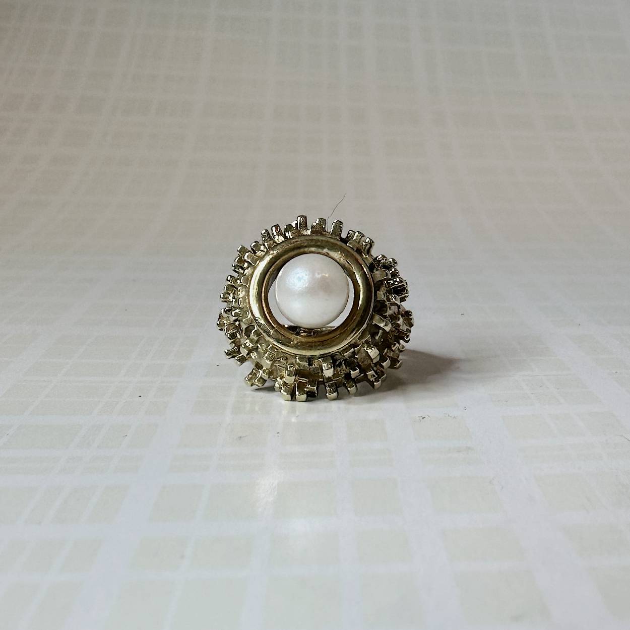 Prachtige 14 karaat gouden vintagering met ruw afgewerkt goud en een grote zoetwaterparel. De ringmaat is op 50 beschikbaar.