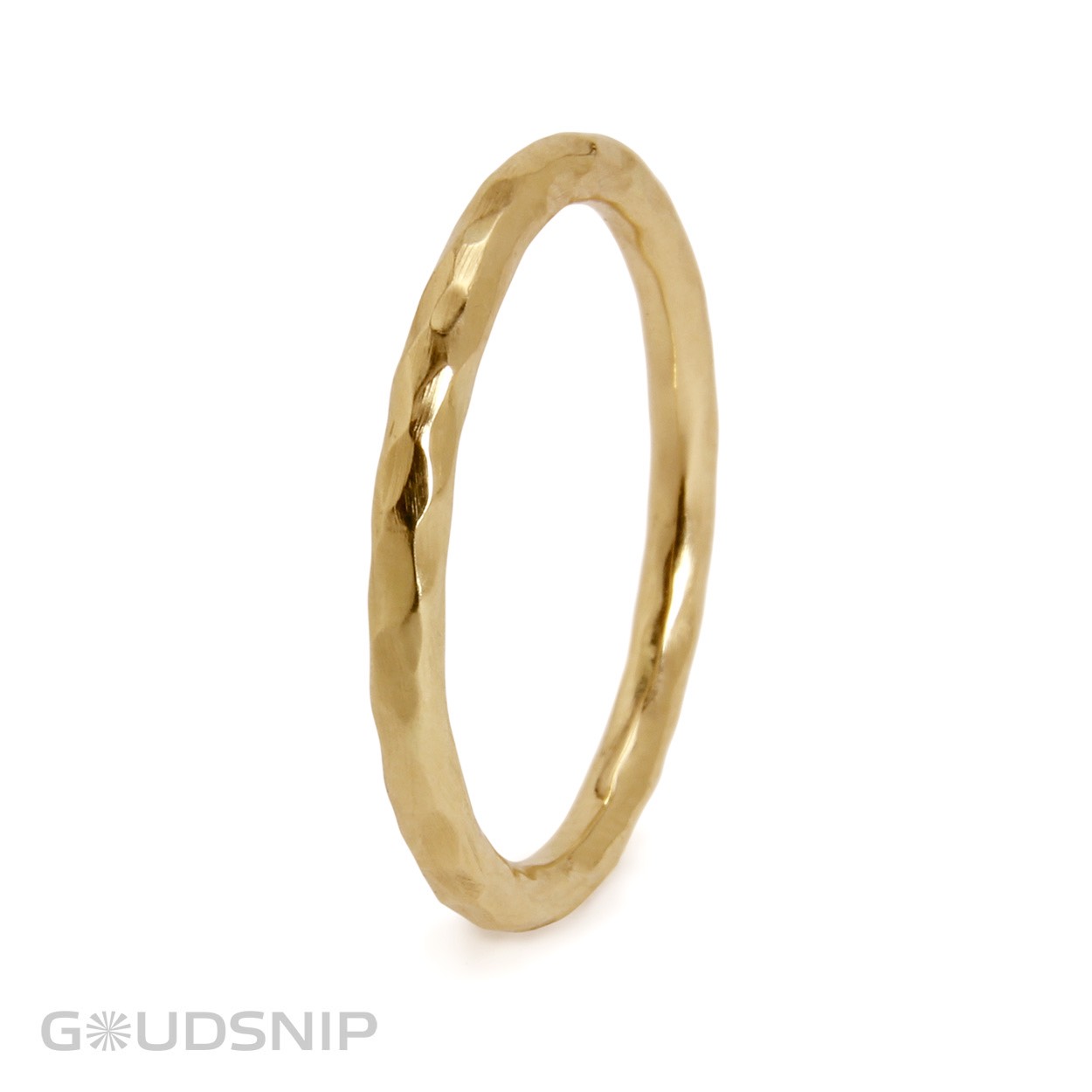 Gouden aanschuifring met hamerslag uit eigen atelier. Deze subtiele ring kan je op zichzelf dragen maar is ook perfect te combineren met andere ringen.

Breedte: 2mm