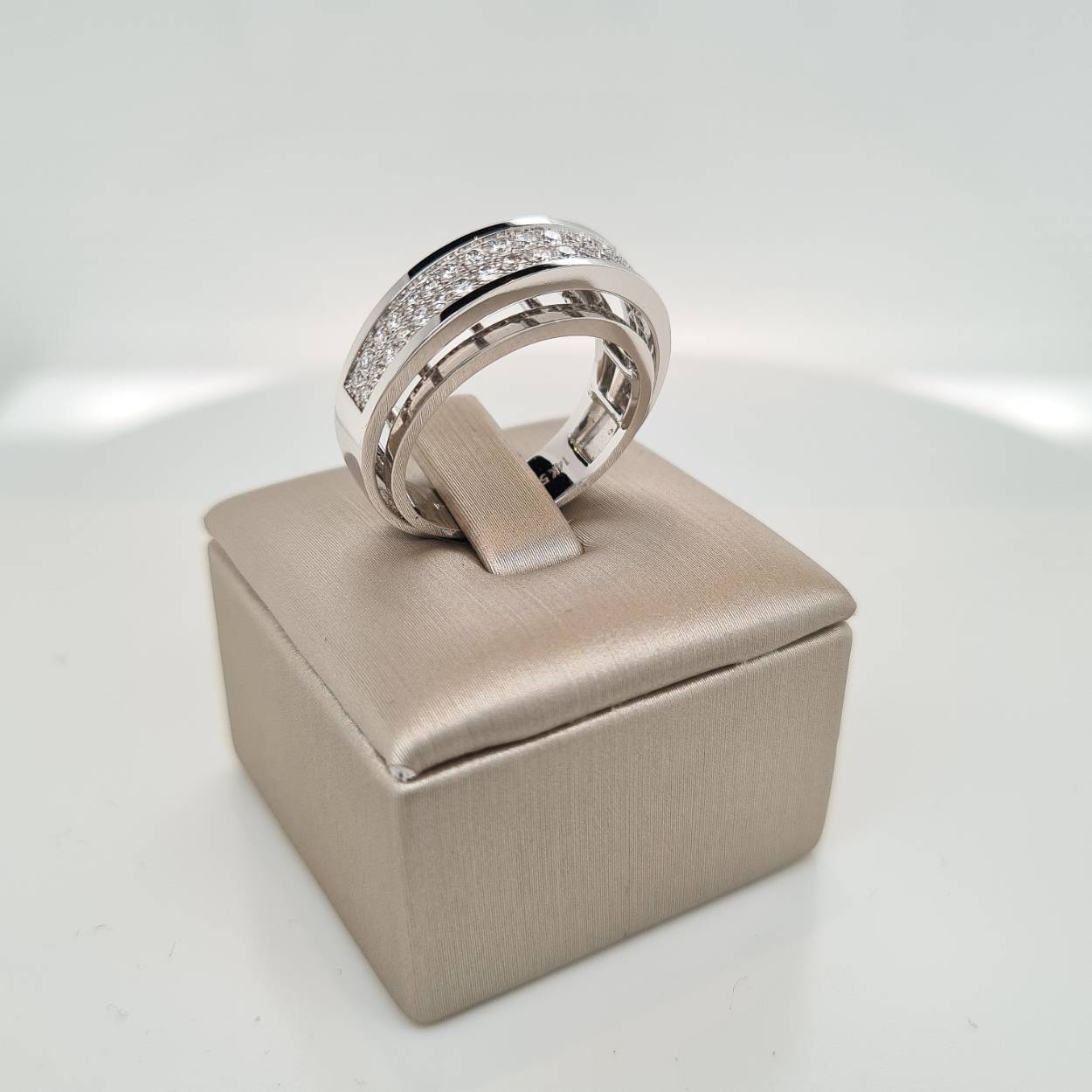Prachtige 14krt witgouden ring met diamant, 0,50crt F VSi. De maat van de ring is 55 (17 1/2). Heeft u een andere maat, neem dan gerust contact met ons op.