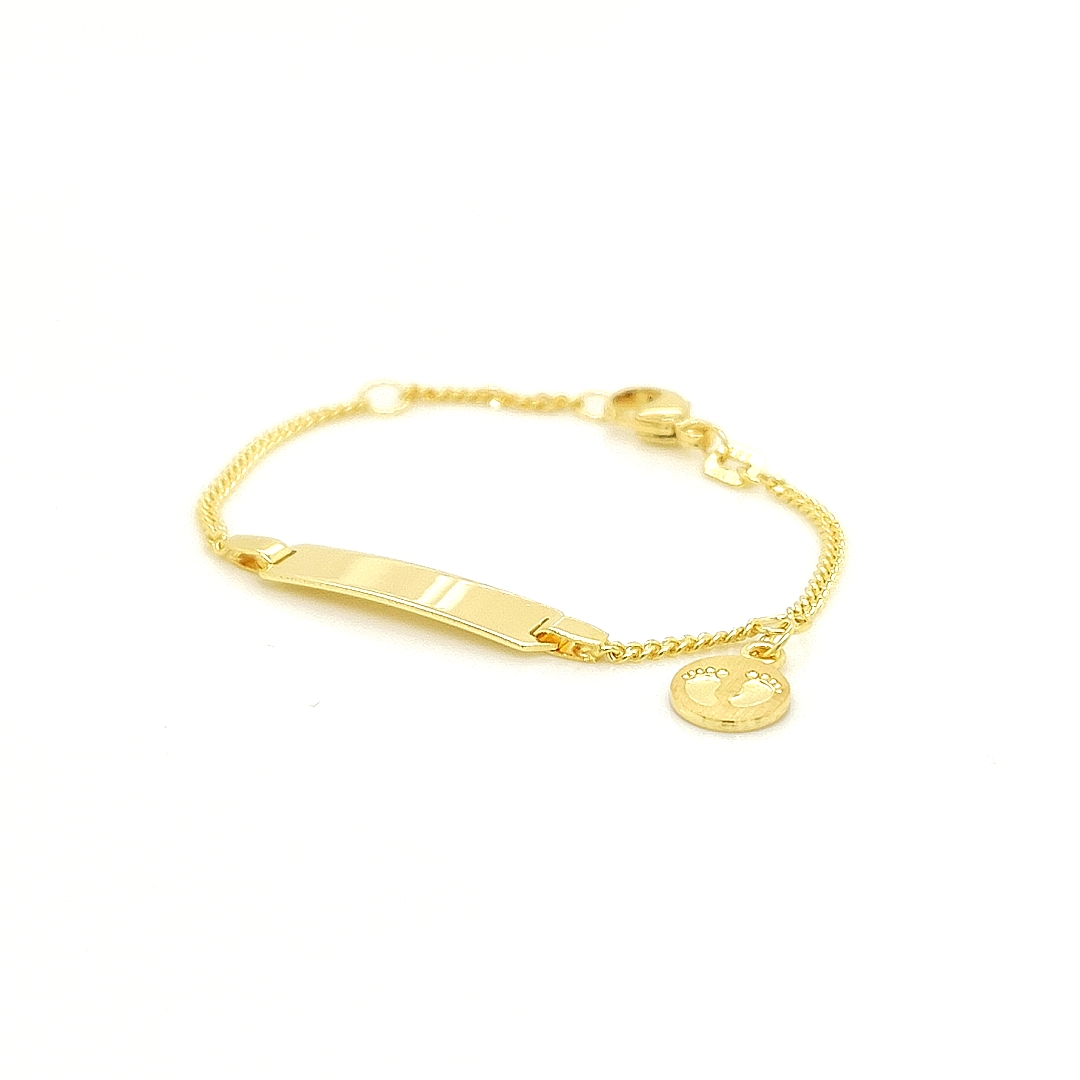 Deze 14-karaats geel gouden plaatarmband is erg stevig gemaakt. De bovenzijde van de graveerplaat is glad gepolijst. Aan het armbandje hangt een klein bedeltje met de gravure van twee (baby)voetjes. Het armbandje is verstelbaar van 9cm tot 11cm.