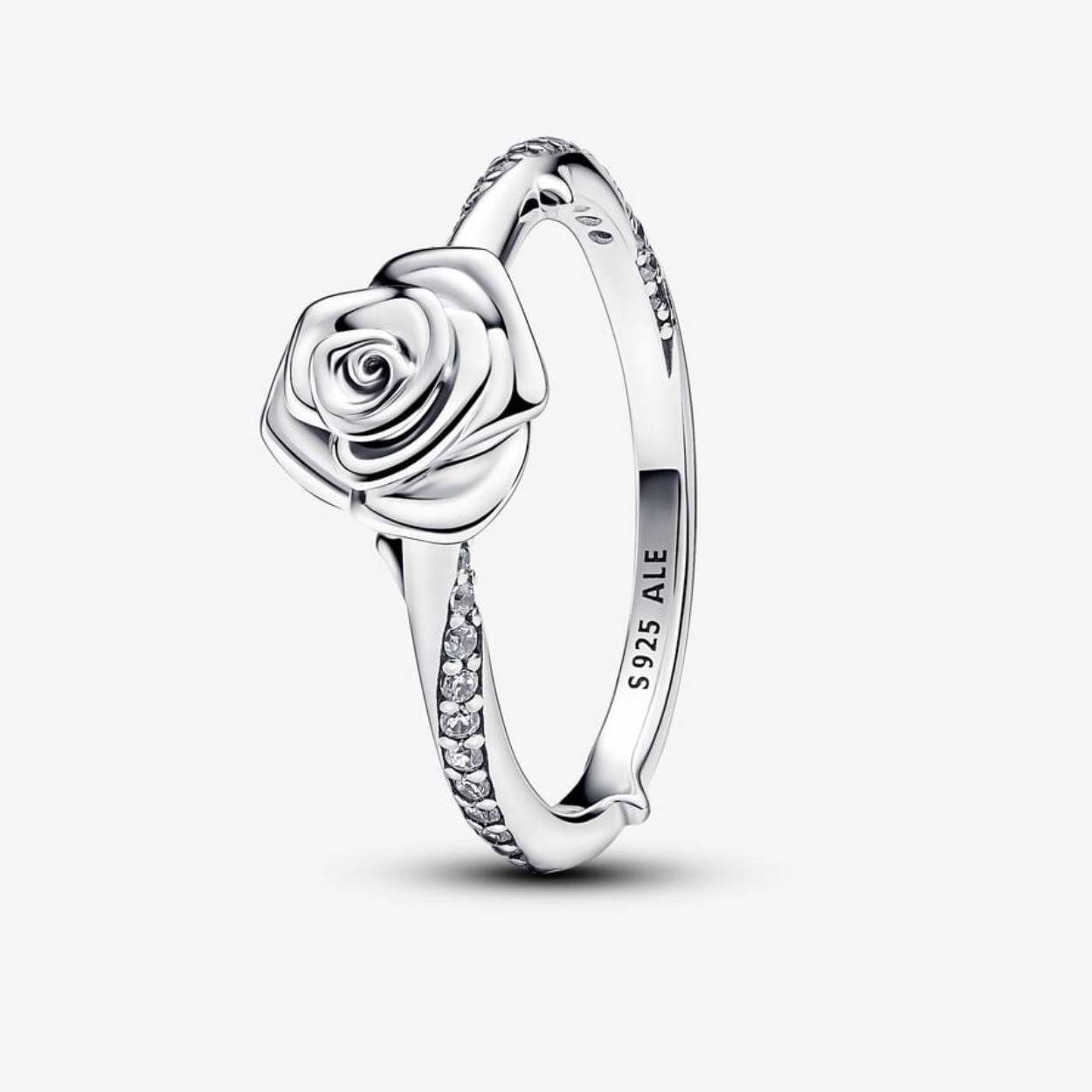 De Rose sterling zilveren ring, modelnummer 193215C01-54, is verfraaid met heldere cubic zirconia en behoort tot de categorie JUWELEN, specifiek als RING. Draag deze elegante ring als een opvallend accessoire bij zowel formele als informele outfits voor een verfijnde look. Perfect om cadeau te geven of om jezelf te verwennen.