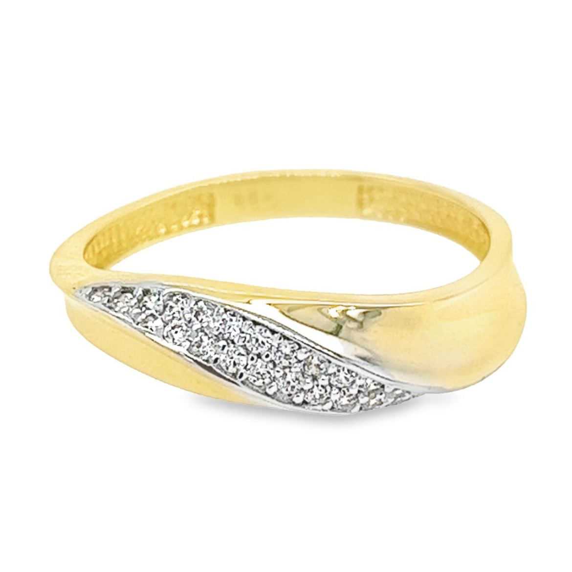 Deze geel gouden ring heeft een erg sierlijke vorm. De bovenzijde van de ring is half gedraaid waardoor de briljant geslepen zirkonia stenen vanaf elke zijde te bewonderen zijn. De ring is volledig glad gepolijst.