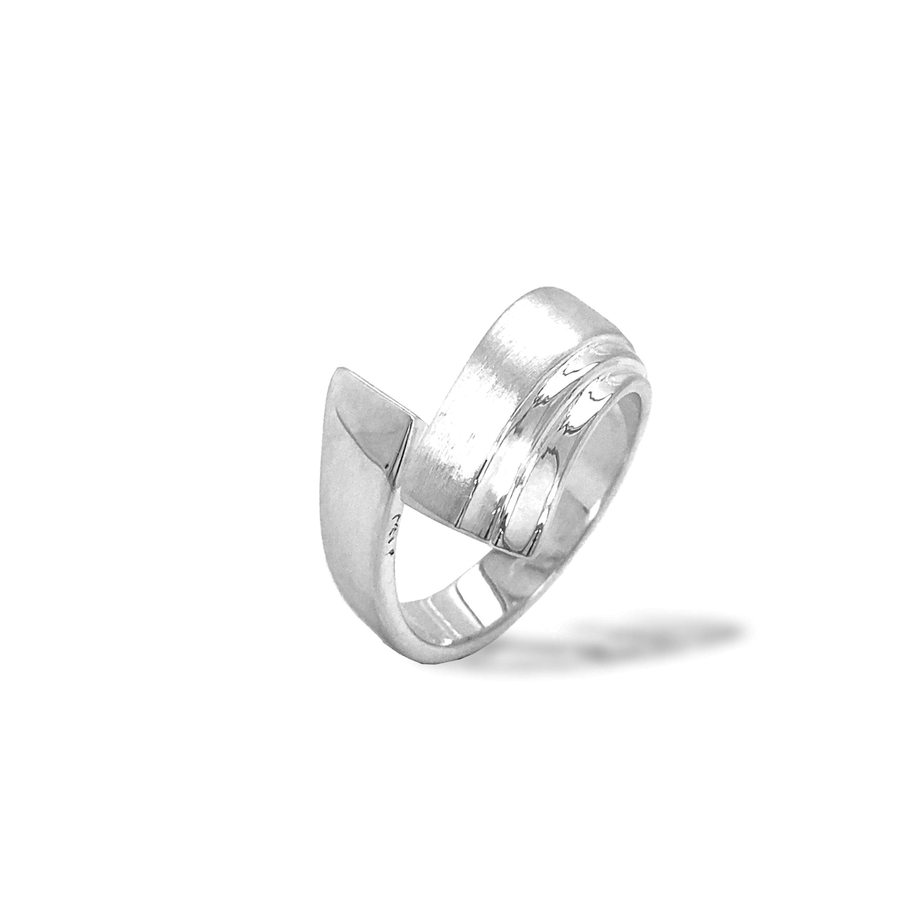 Deze 925 zilveren ring is ontzettend sterk en prachtig bewerkt. Een gedeelte van de ring is gematteerd en een gedeelte van de ring is glad gepolijst. Deze ring heeft een mooie robuuste uitstraling.