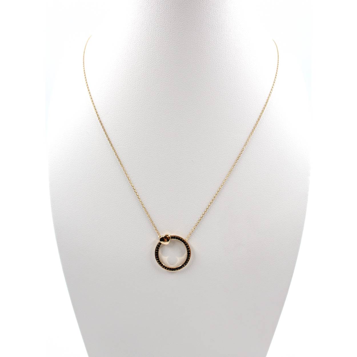 Geel gouden collier open ronde hanger bezet met synthetische onyx en klein hartje. 43 cm verlengbaar tot 46cm 