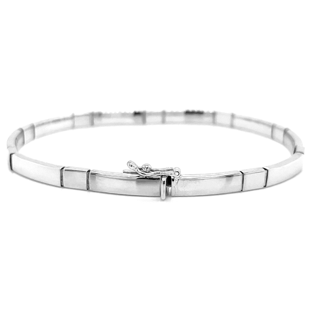 Deze witgouden armband heeft een fijne uitstraling, maar is ontzettend stevig en solide gemaakt. De armband is glad gepolijst. Met het veiligheidsachtje (dit is de extra slotbeveiliging) weet je zeker dat deze armband veilig om de pols hangt.