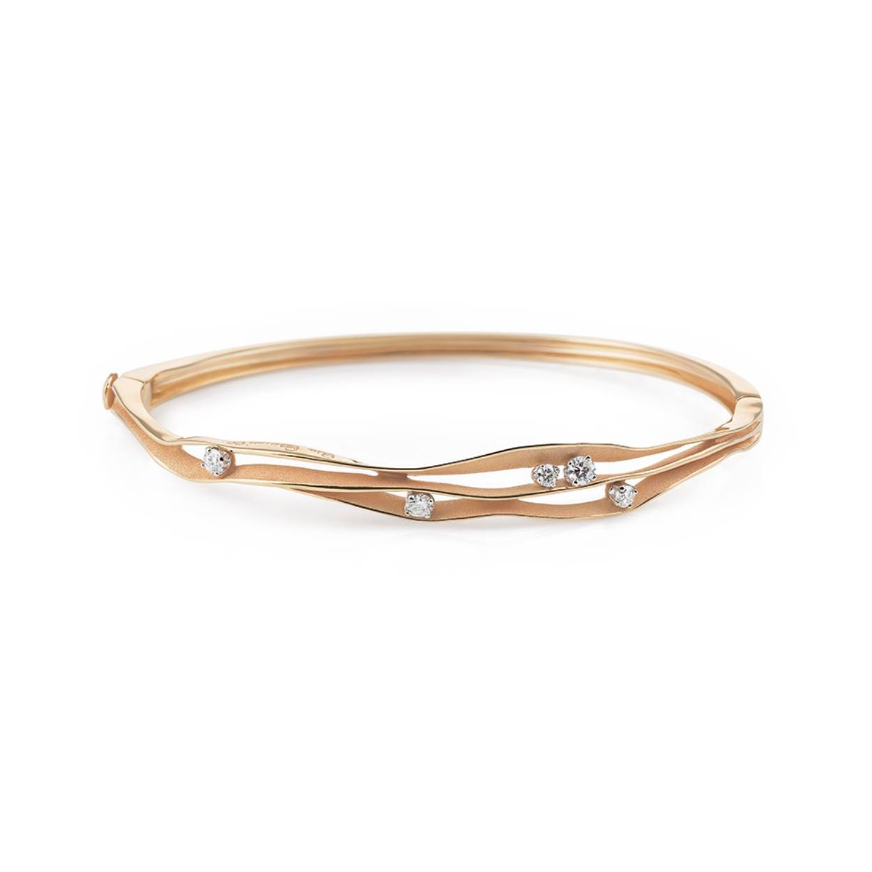 18krt gouden armband met diamant 0,30crt uit de Dune Collectie van Annamaria Cammilli. De kleur van de armband is Orange Apricot, een zachte oranje kleur, zo delicaat als de kleur van een abrikoos. Voor een verfijnde  impact op de huid.

Referentienummer: GBR1249J