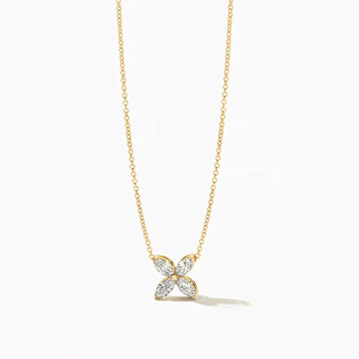 De hanger met vier lab-diamonds aan dit collier van 14k geelgoud heeft een speelse bloemvorm. Het totale karaatgewicht van de diamanten is 0,4 en de lengte van het collier 42 cm. Een blikvanger op zich maar ook fraai te combineren met andere sieraden uit onze collectie.