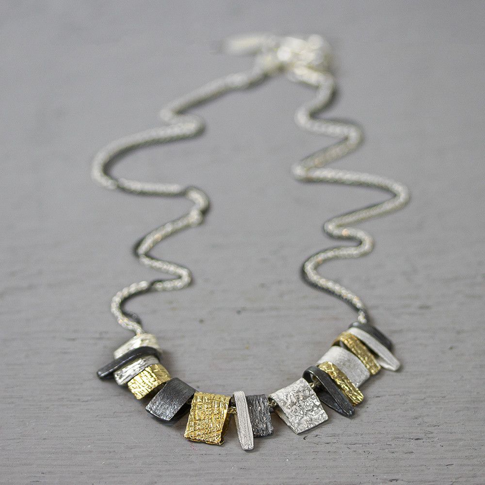 Collier gemaakt van 925 (geoxideerd) sterling zilver met Goldfilled. Dit collier is een vernieuwde versie van een collier dat eerder in de collectie van Jéh Jewels heeft gezeten.Een echt Jéh collier!