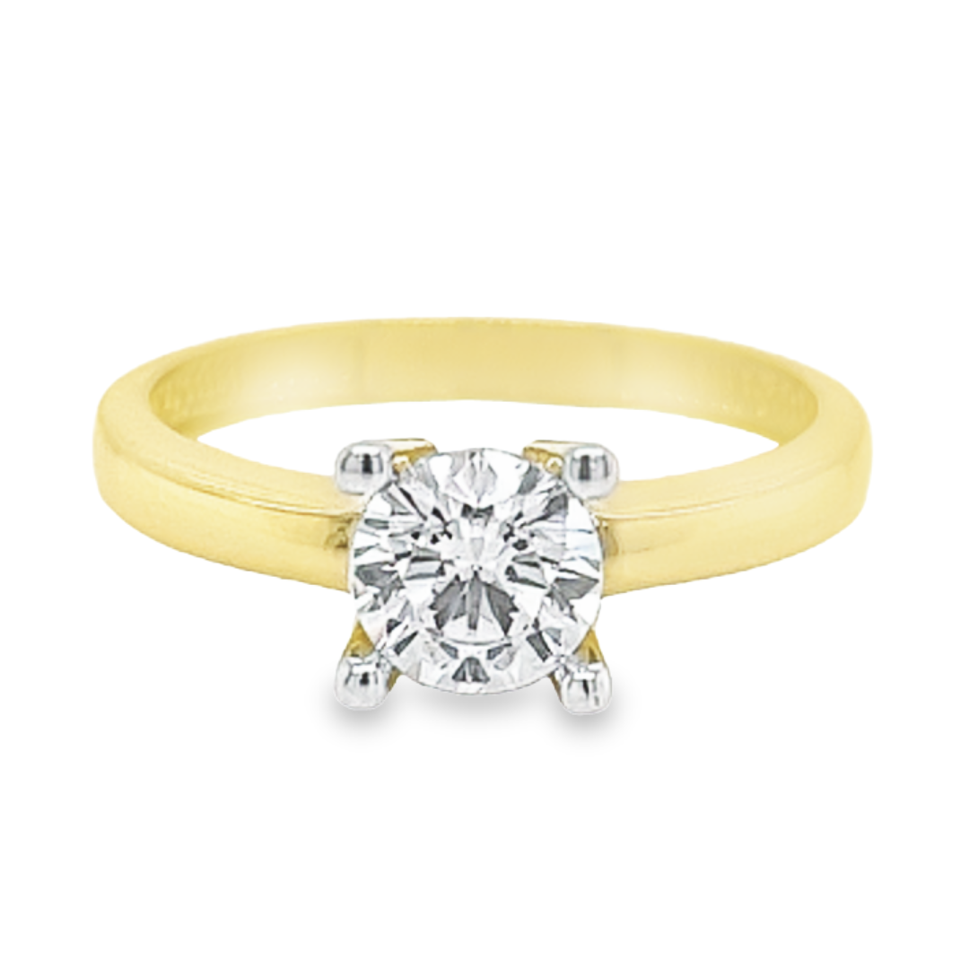 Deze geel gouden solitairring is onwijs stevig gemaakt. De briljant geslepen zirkonia steen is gezet tussen 4 zware witgouden zetpoten. Ondanks dat de ring nogal groot van formaat is, smelt de ring bijna samen met de vinger door de precieze afwerking en het mooie ontwerp.