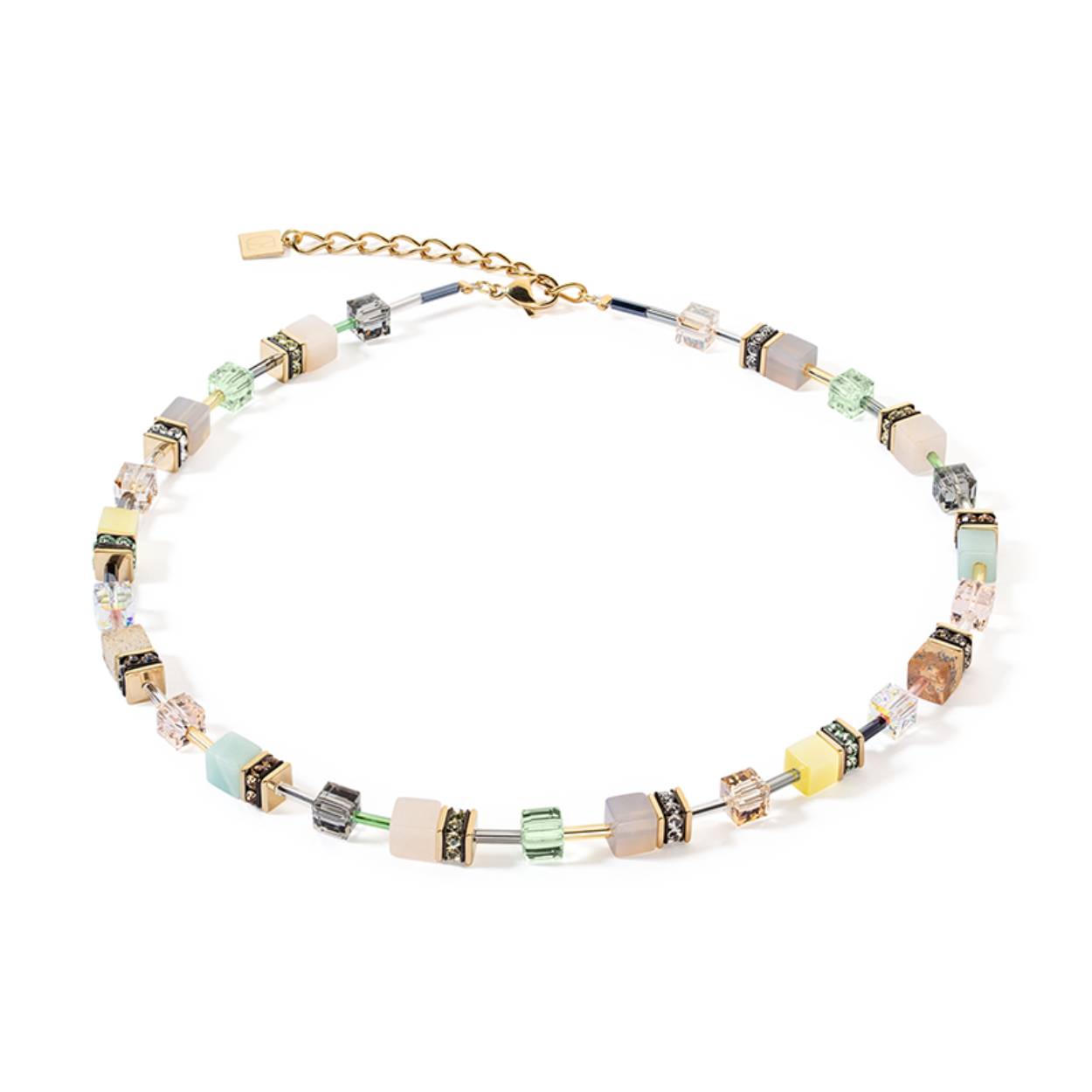 Voeg de subtiele kleuren van Moeder Natuur toe aan je outfit met de GEOCUBE® Iconic Precious-ketting in zachte veelkleurige tinten. Edelstenen waaronder agaat, roze aventurijn, amazoniet en landschapsjaspis komen samen met subtiele Swarovski®-kristallen in dit harmonieuze veelkleurige ontwerp. Elke steen heeft een unieke schoonheid die de anderen perfect aanvult. De subtiele kleuren doen denken aan delicate pastelkleuren en geven de ketting een vrouwelijke uitstraling.
