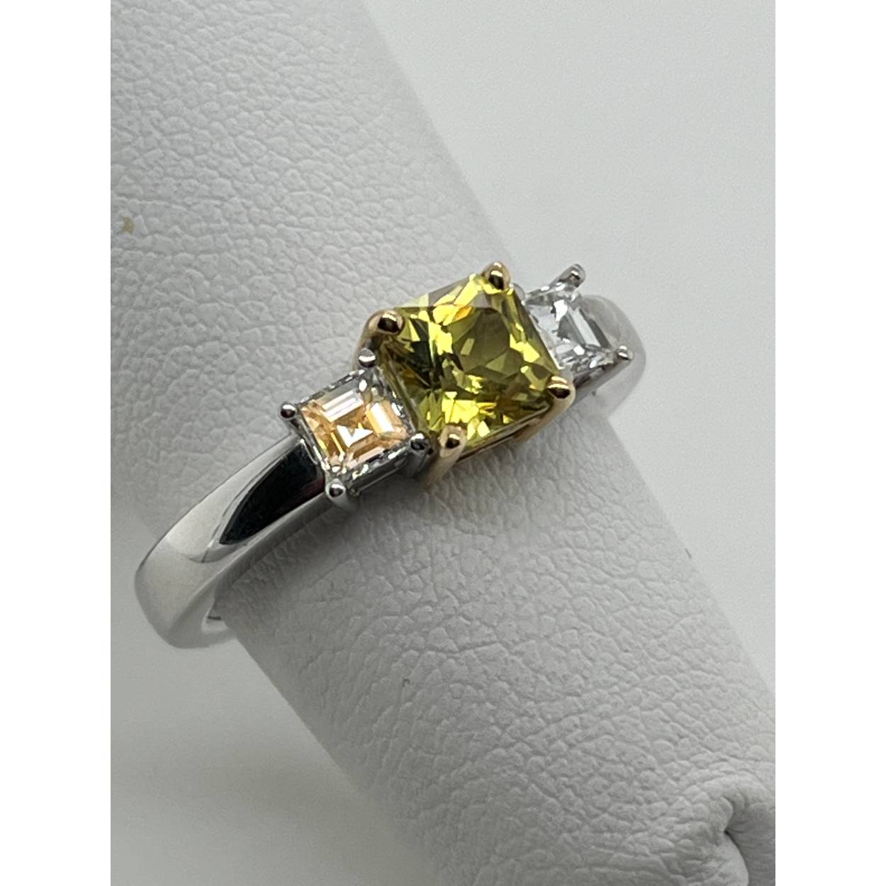 18kt witgoud gezet met 2x princess geslepen diamant en een princess geslepen gele saffier, natuurlijk.  ring is handgemaakt. 