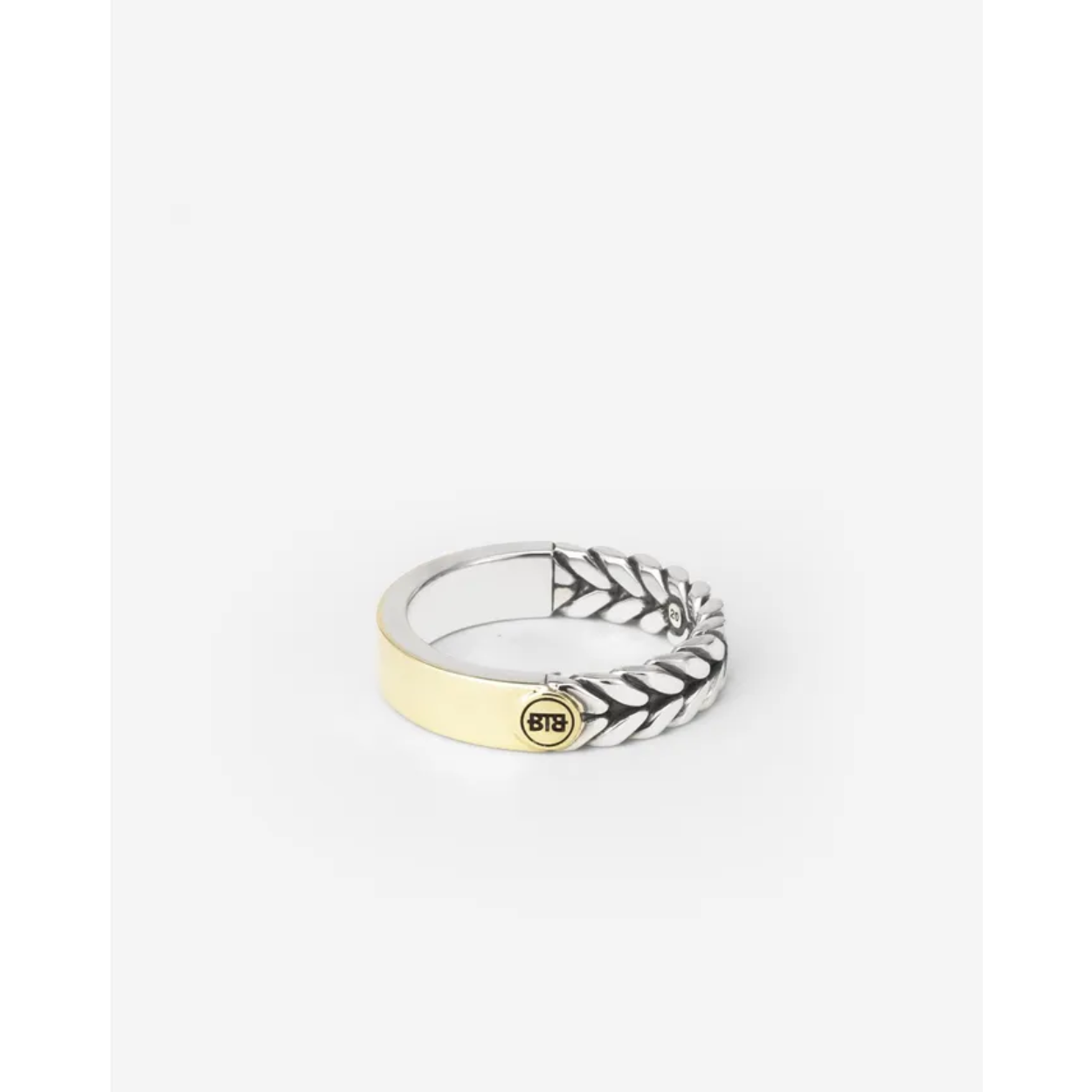 De Barbara Small Dual Ring in Bicolor is herkenbaar aan een gladde zijde en een geweven, iconische Barbara textuur. Deze ring is perfect om je eigen verhaal te creëren, want hij is graveerbaar. De Barbara Small Dual Ring is kleiner dan de Barbara Dual Ring, maar breder dan de Barbara Mini Dual Ring. De diepte en elegantie van de Barbara weving, in combinatie met het gouden en zilveren ontwerp, maken deze ring tijdloos en veelzijdig combineerbaar met andere sieraden. Ontworpen in Amsterdam en op duurzame wijze geproduceerd in Zuidoost-Azië. Ga jij het leven vieren door jezelf of iemand anders te trakteren op dit krachtige sieraad?